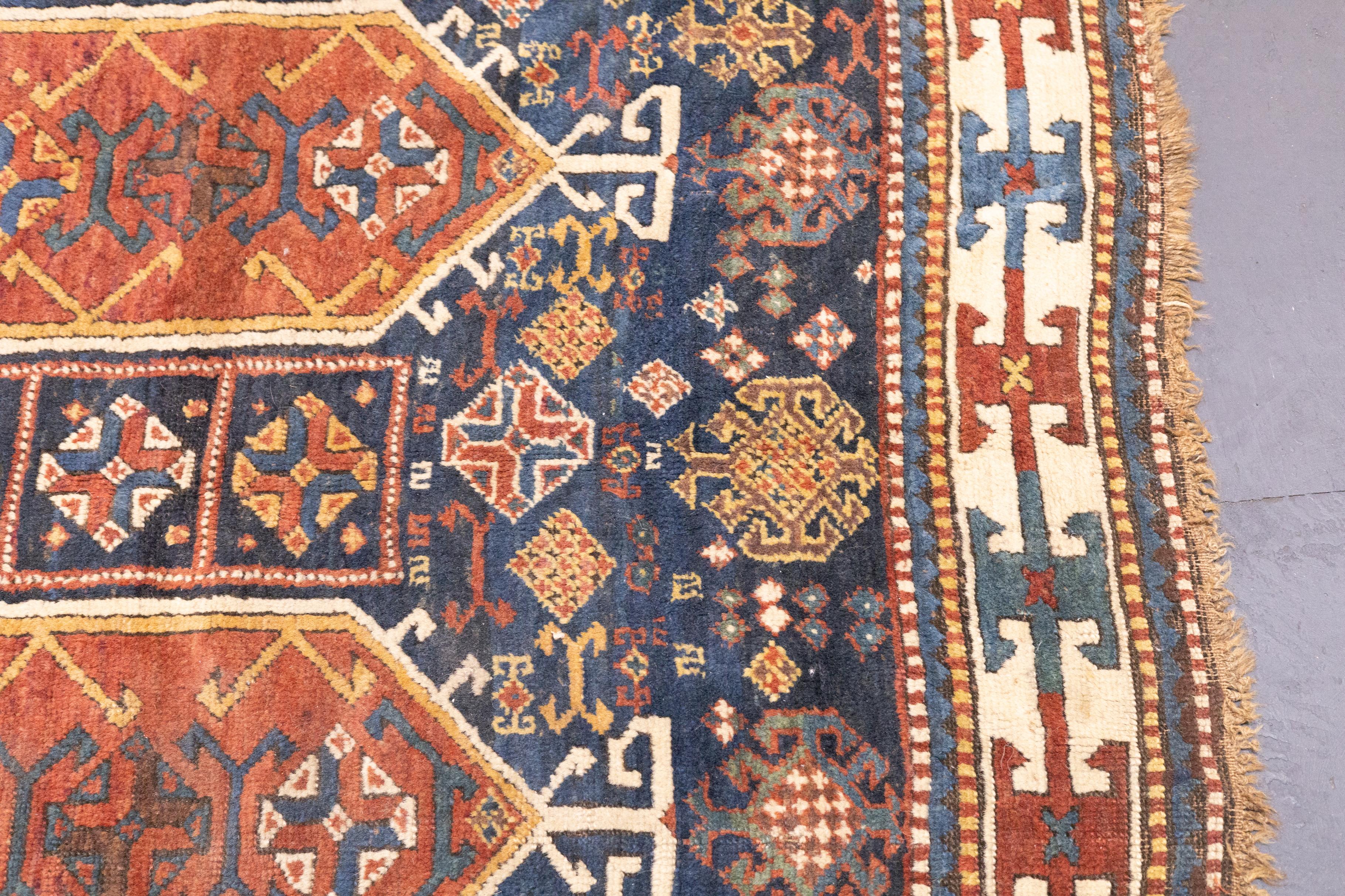 Antiker kaukasischer Kazak-Teppich 4'4'' x 8'0