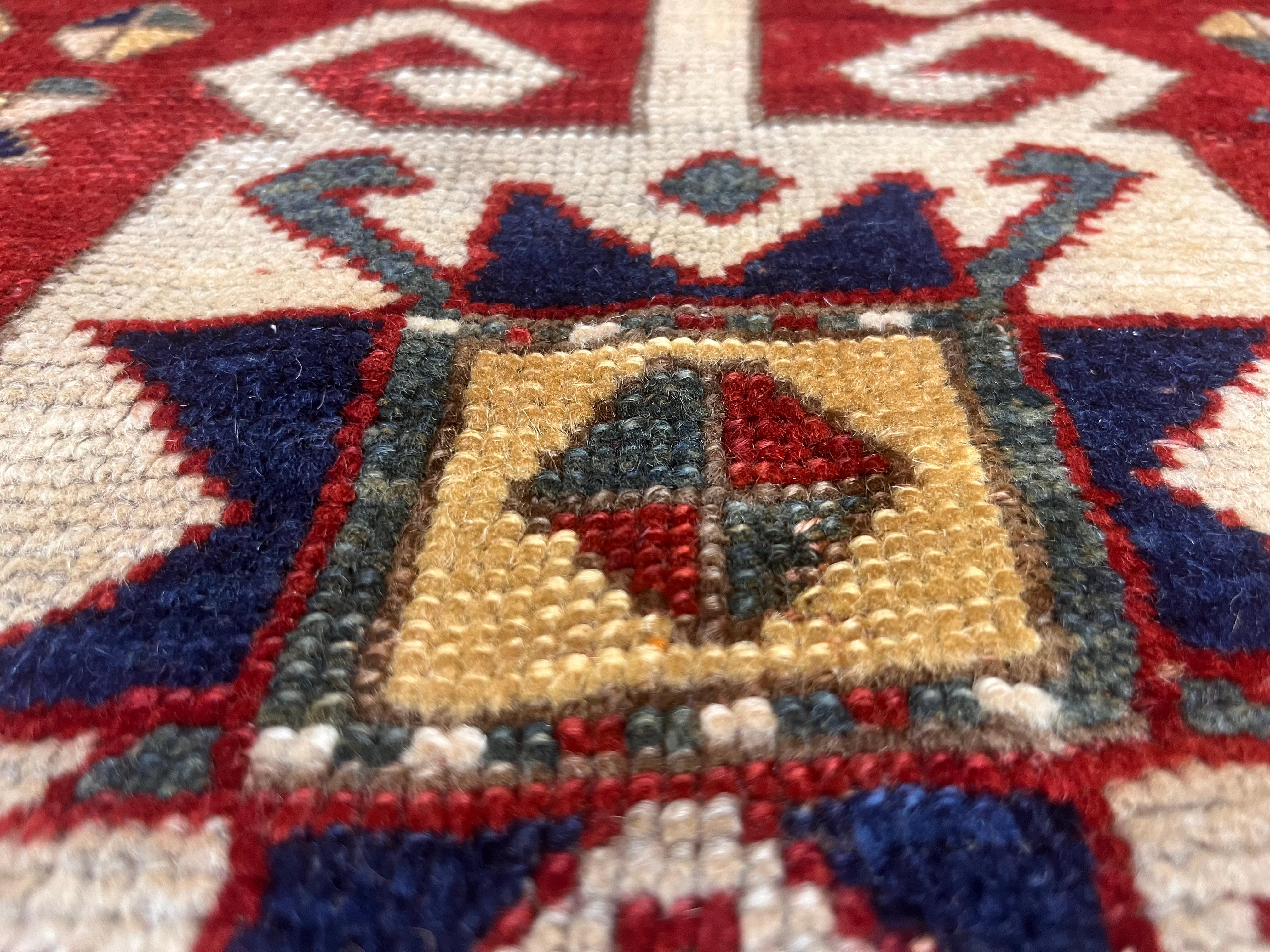 Antiker kaukasischer Kazak-Teppich 5'1