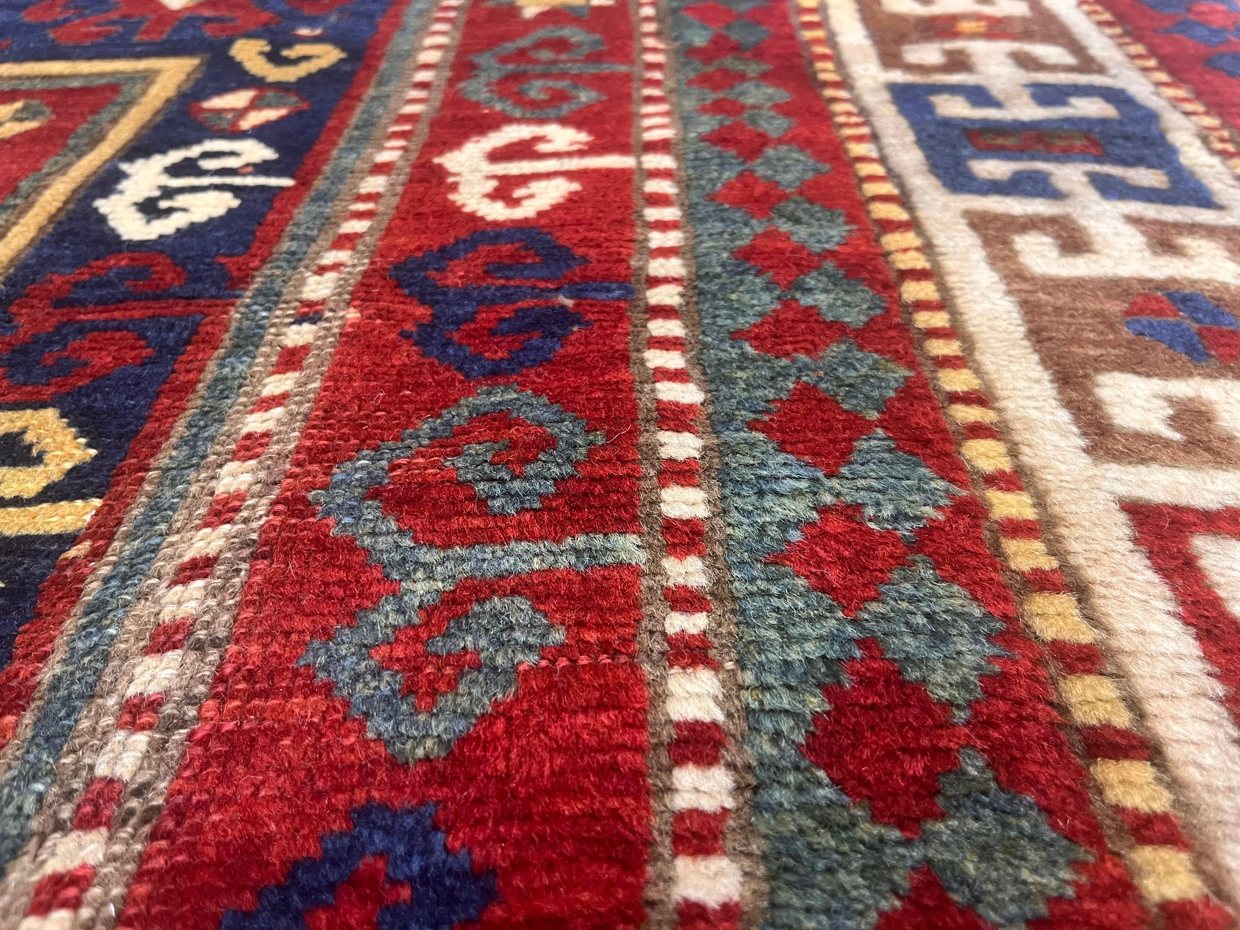 Antiker kaukasischer Kazak-Teppich 5'1