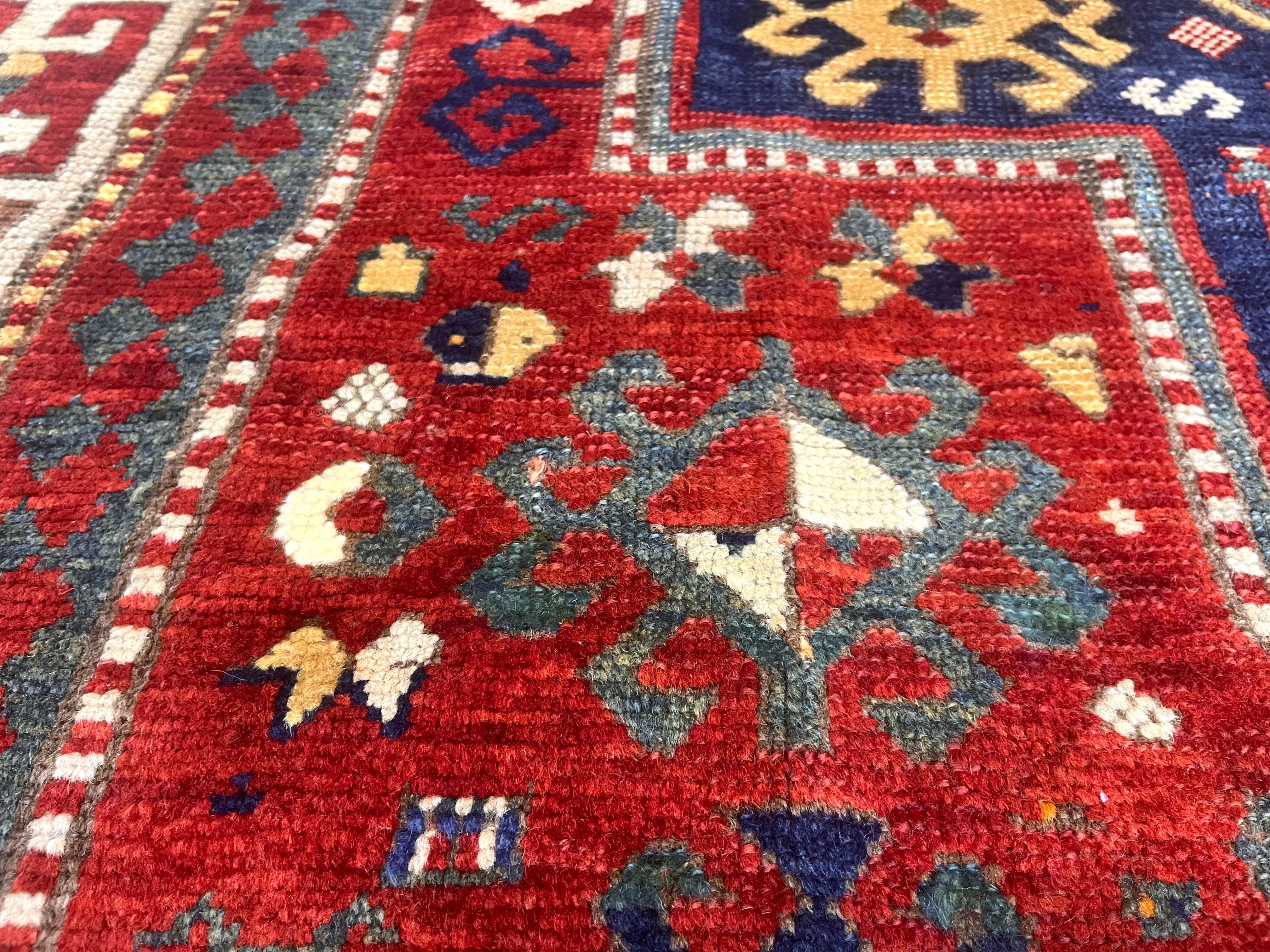 Antiker kaukasischer Kazak-Teppich 5'1
