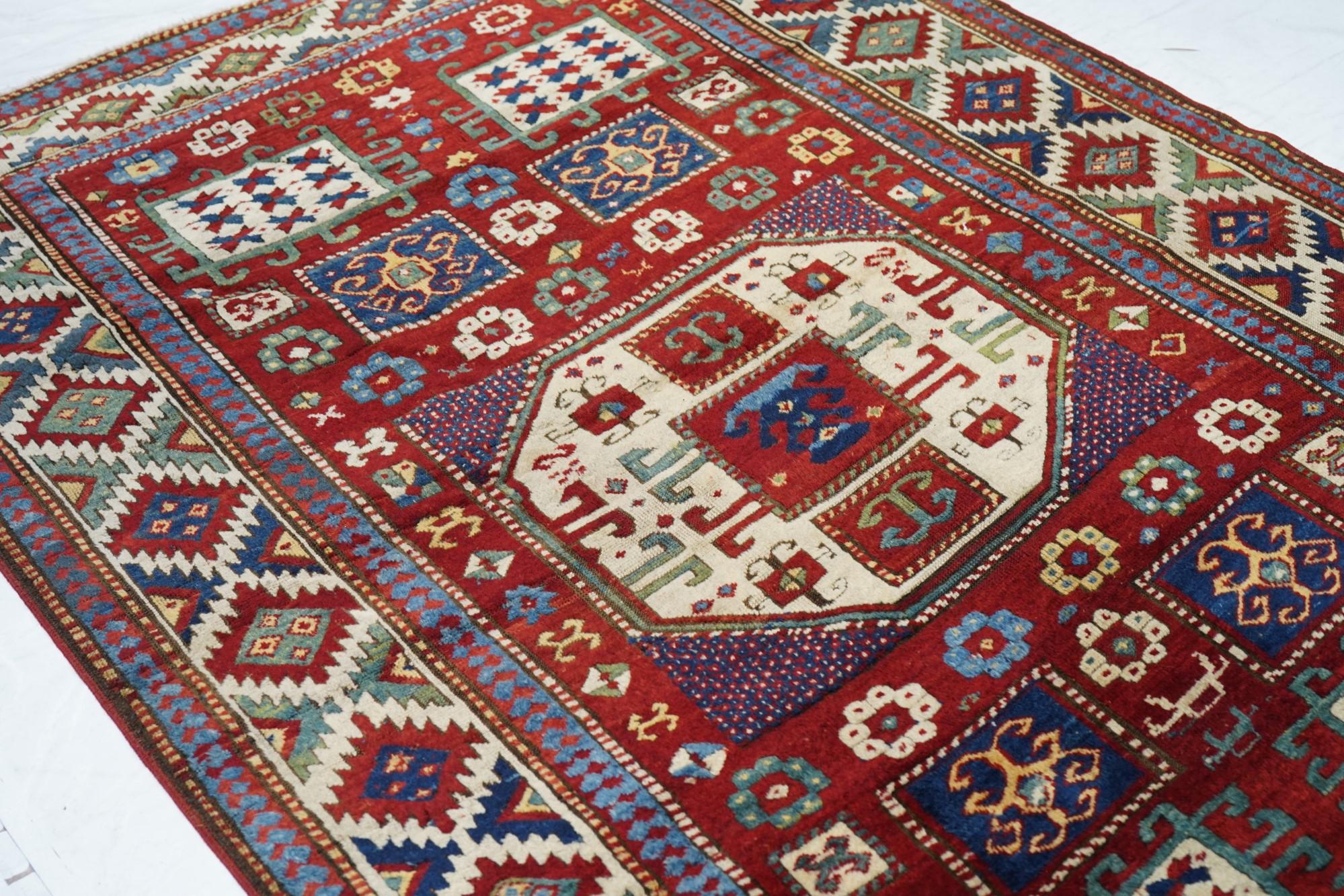 Antiker kaukasischer Kazak-Teppich 5'3 x 8'0