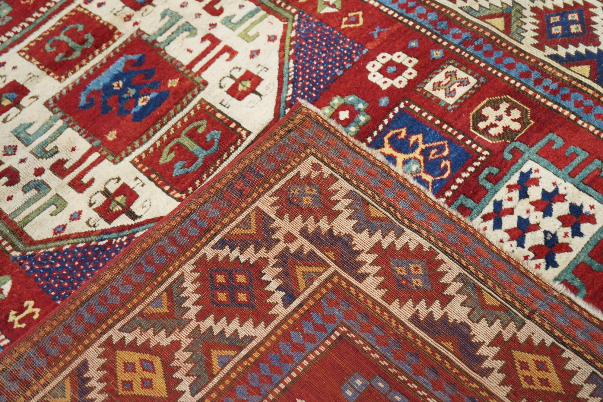 Antiker kaukasischer Kazak-Teppich 5'3 x 8'0