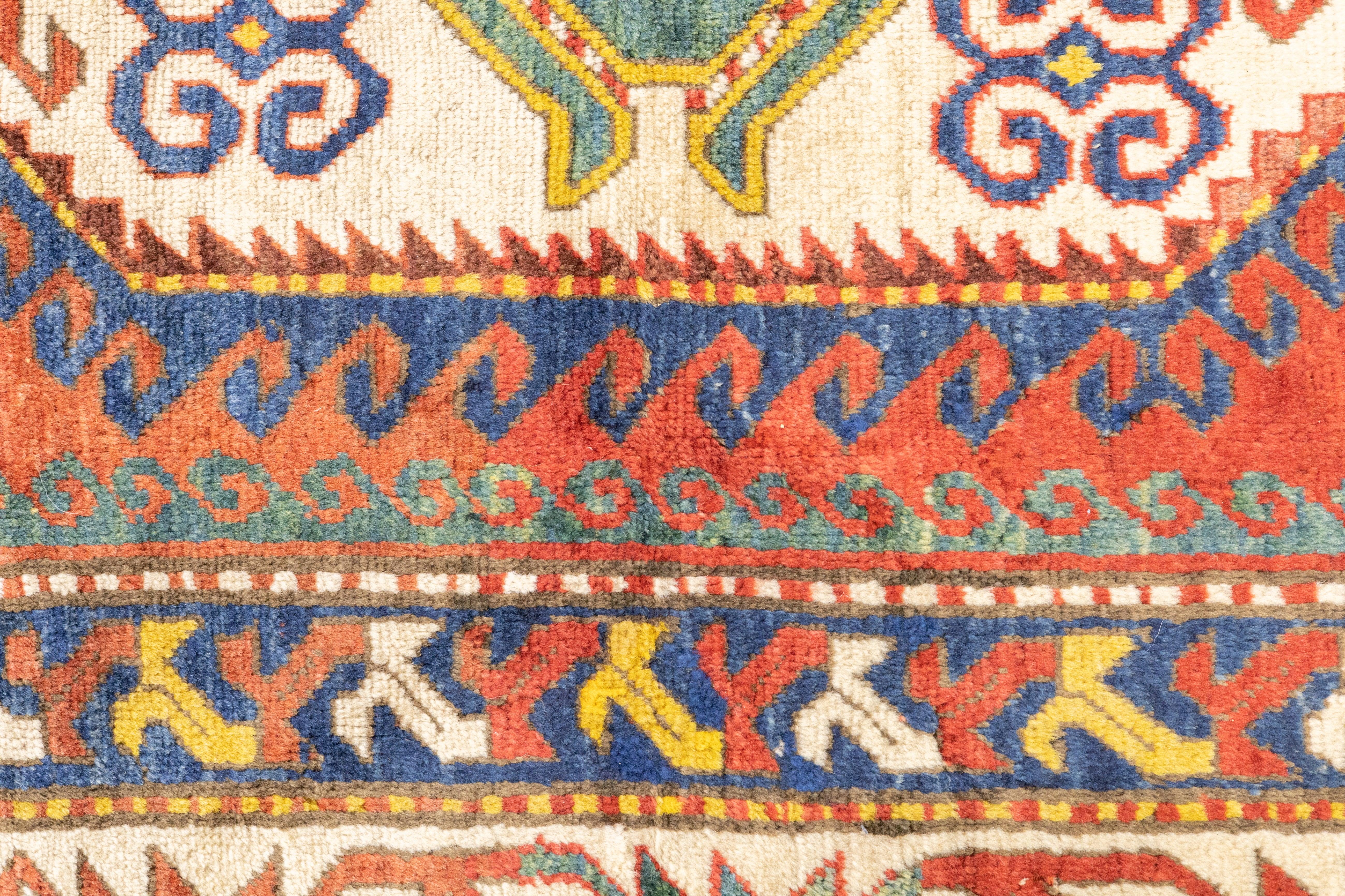 Antiker kaukasischer Kazak-Teppich 5'7'' x 8'0'' (Kaukasisch) im Angebot