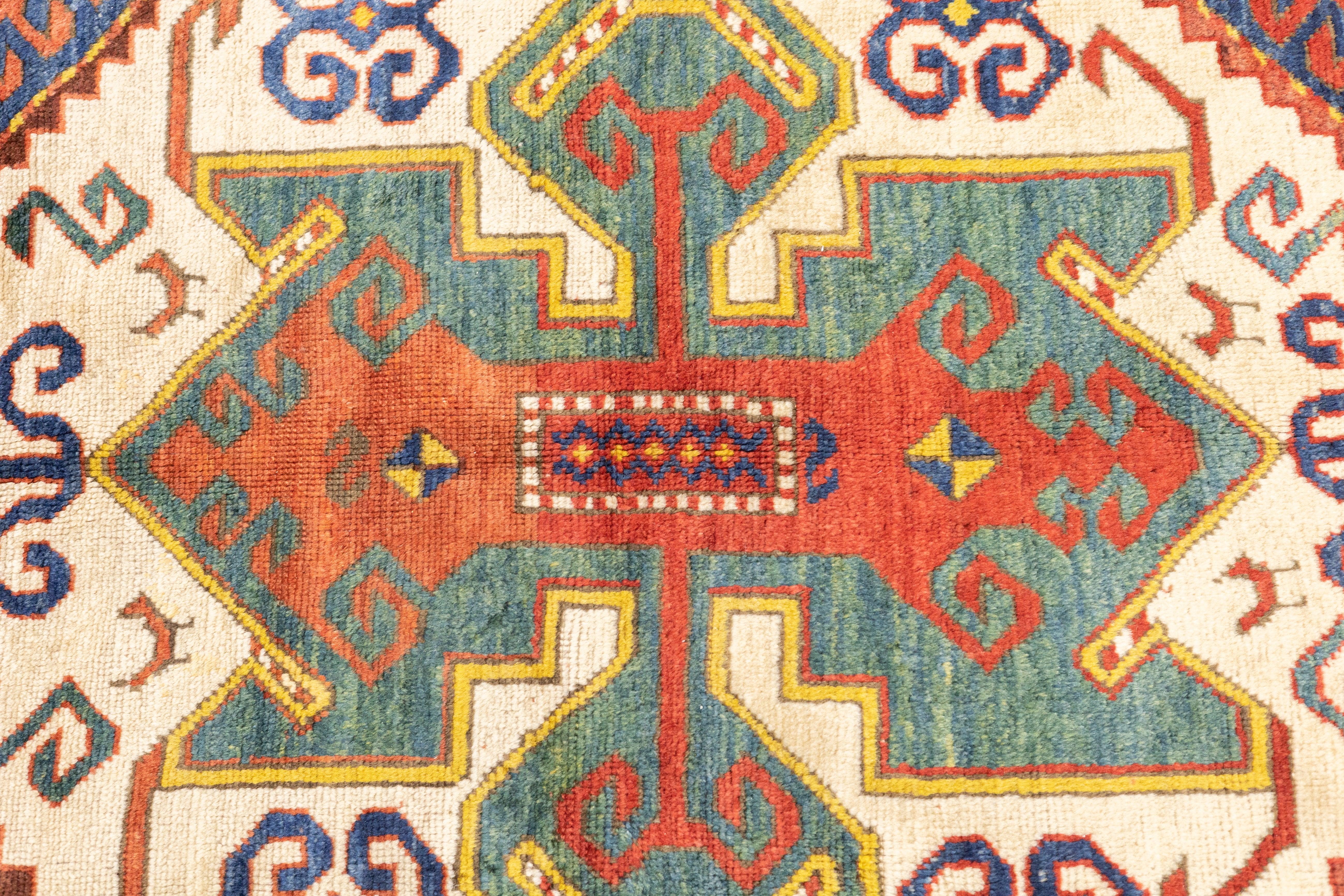 Antiker kaukasischer Kazak-Teppich 5'7'' x 8'0'' (Handgeknüpft) im Angebot
