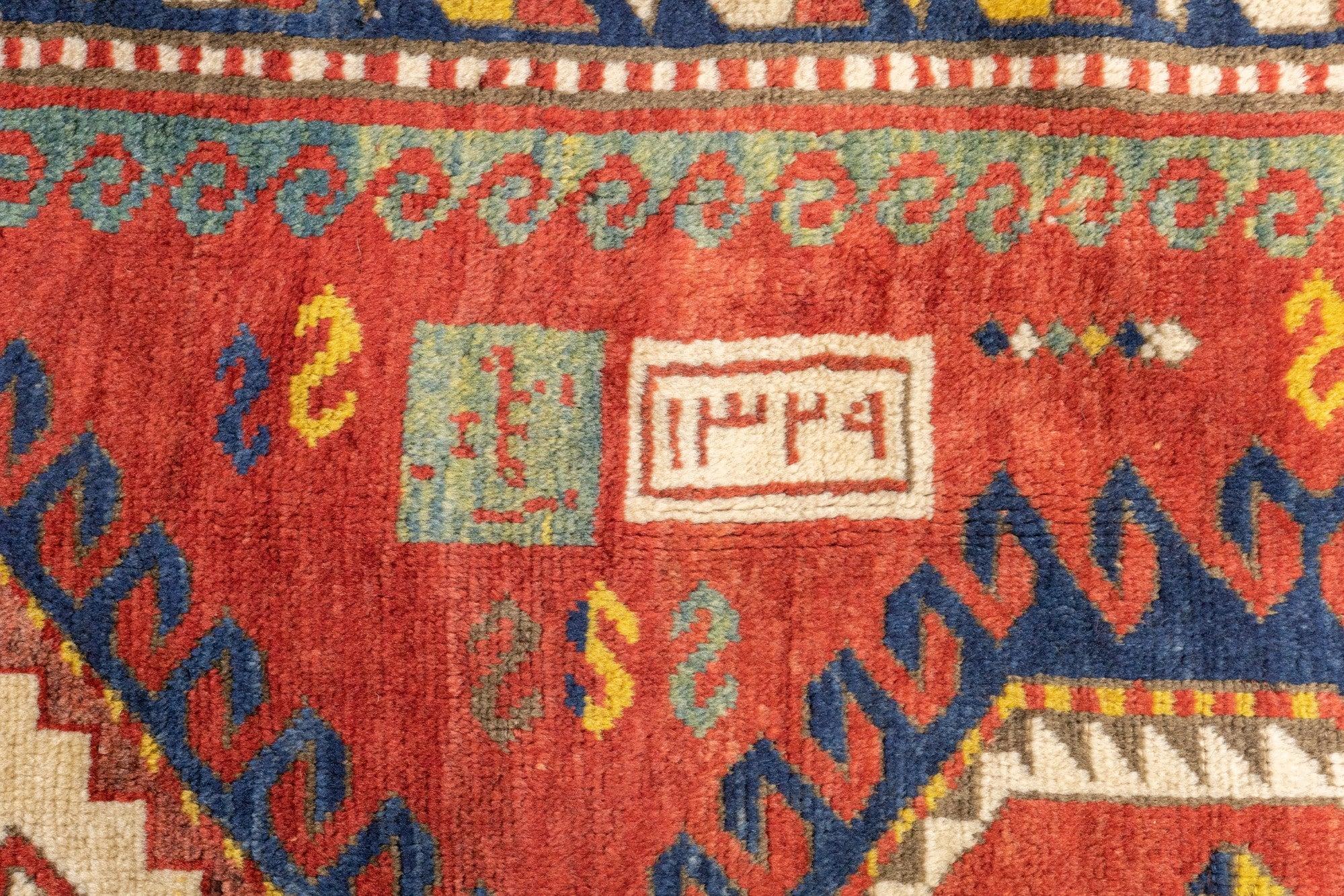 Antiker kaukasischer Kazak-Teppich 5'7'' x 8'0'' im Zustand „Gut“ im Angebot in New York, NY