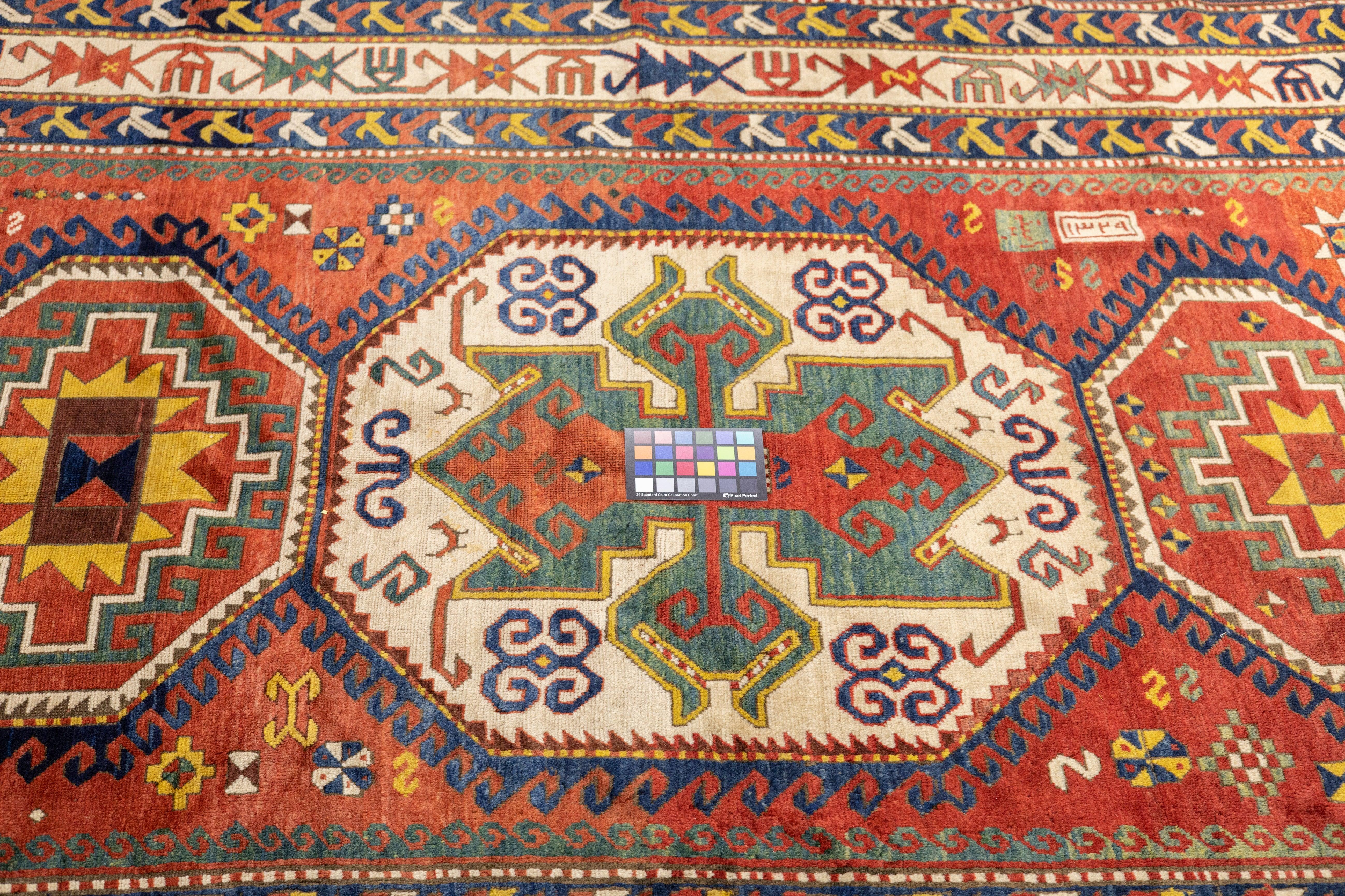Antiker kaukasischer Kazak-Teppich 5'7'' x 8'0'' (19. Jahrhundert) im Angebot