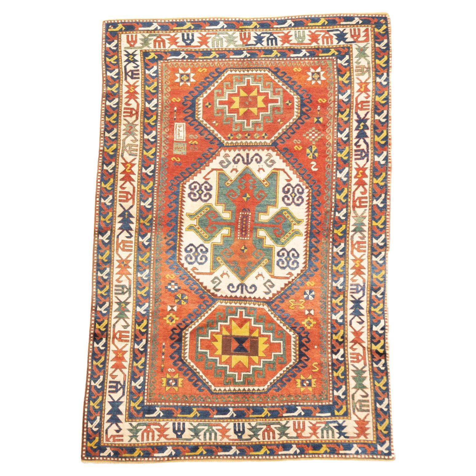 Antiker kaukasischer Kazak-Teppich 5'7'' x 8'0'' im Angebot