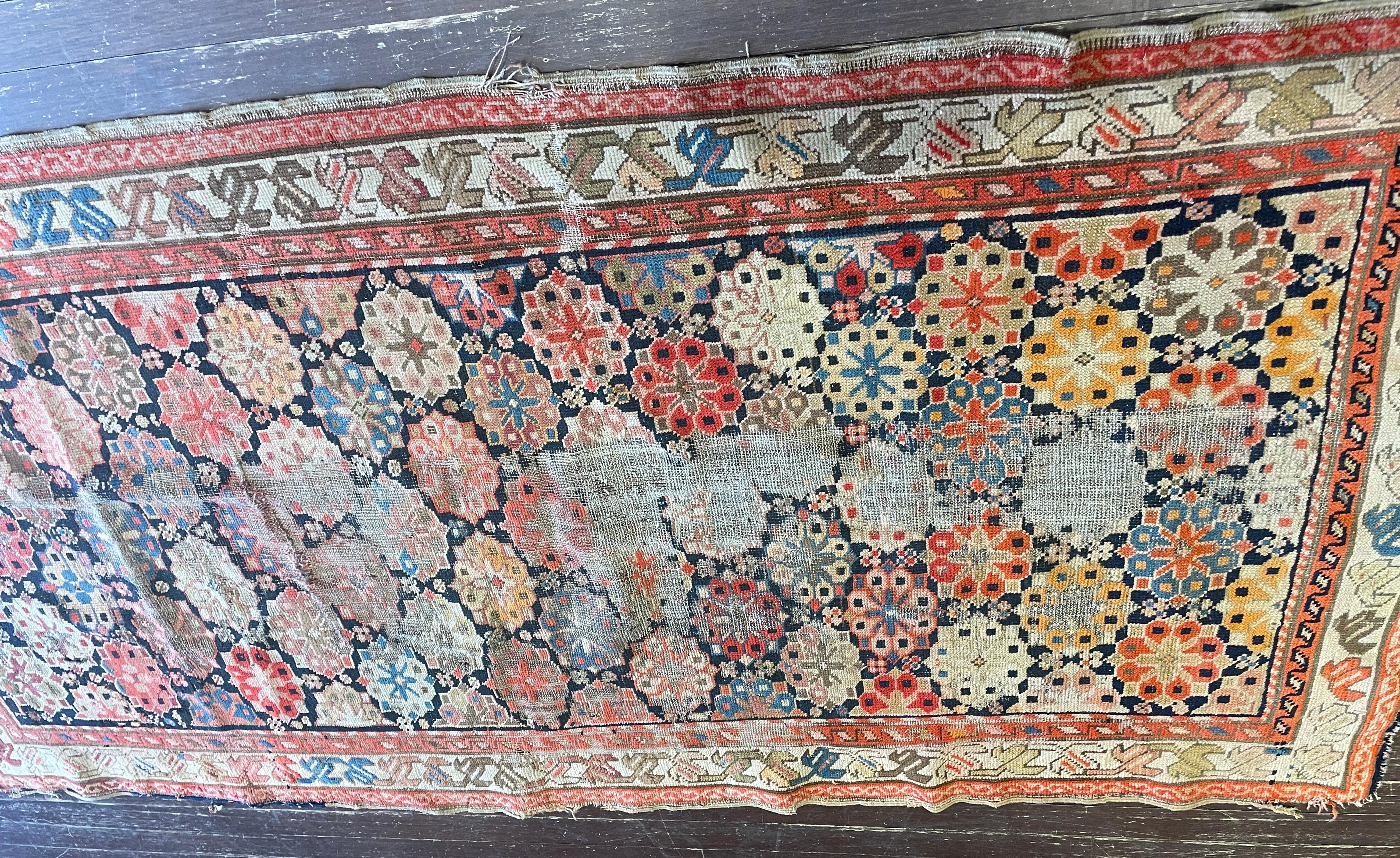 Ammira la bellezza senza tempo del nostro Tappeto Kazak Antico, un vero tesoro che risale al 1880. Con una misura di 36