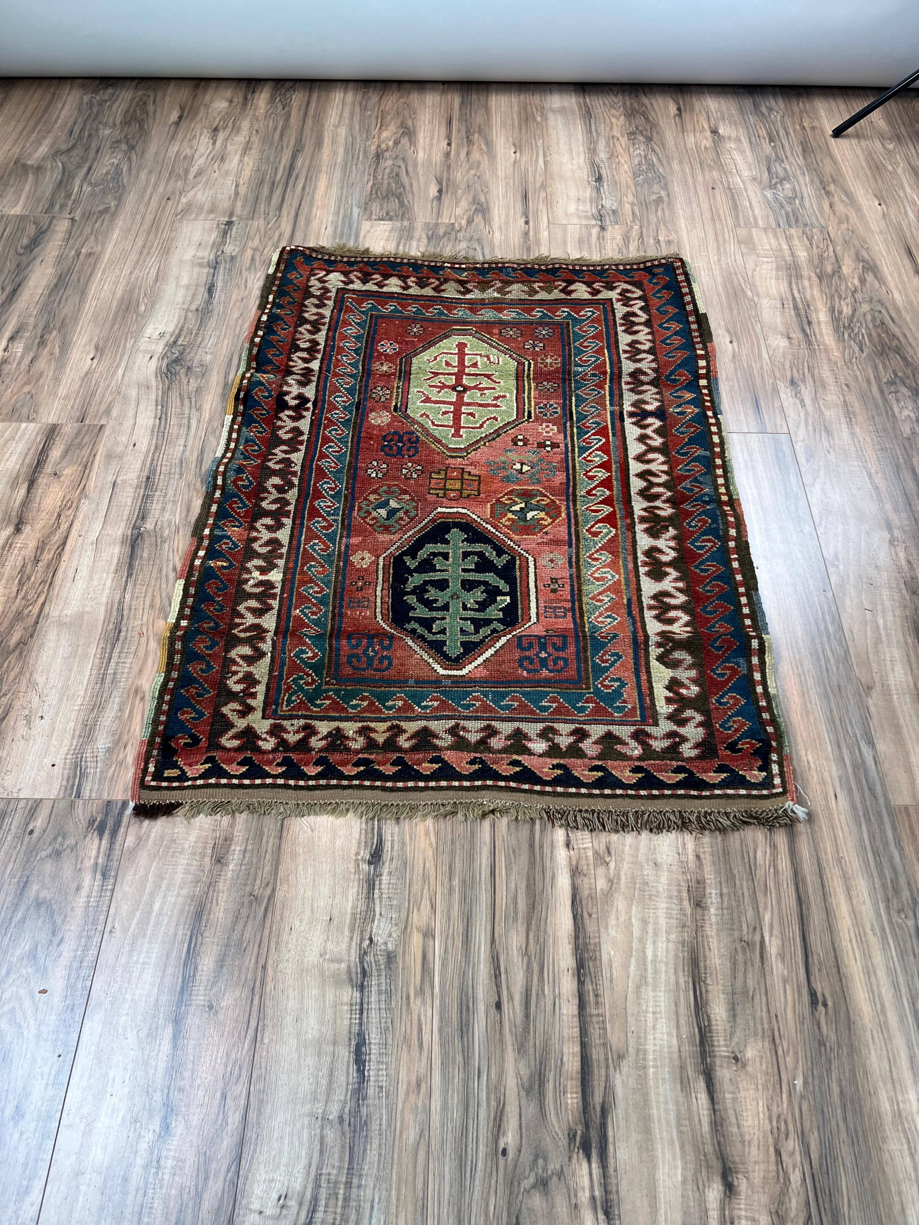 Antiker kaukasischer Kazak-Teppich c. Spätes 19. Jahrhundert 2'10 x 3'11 (Kasachisch) im Angebot