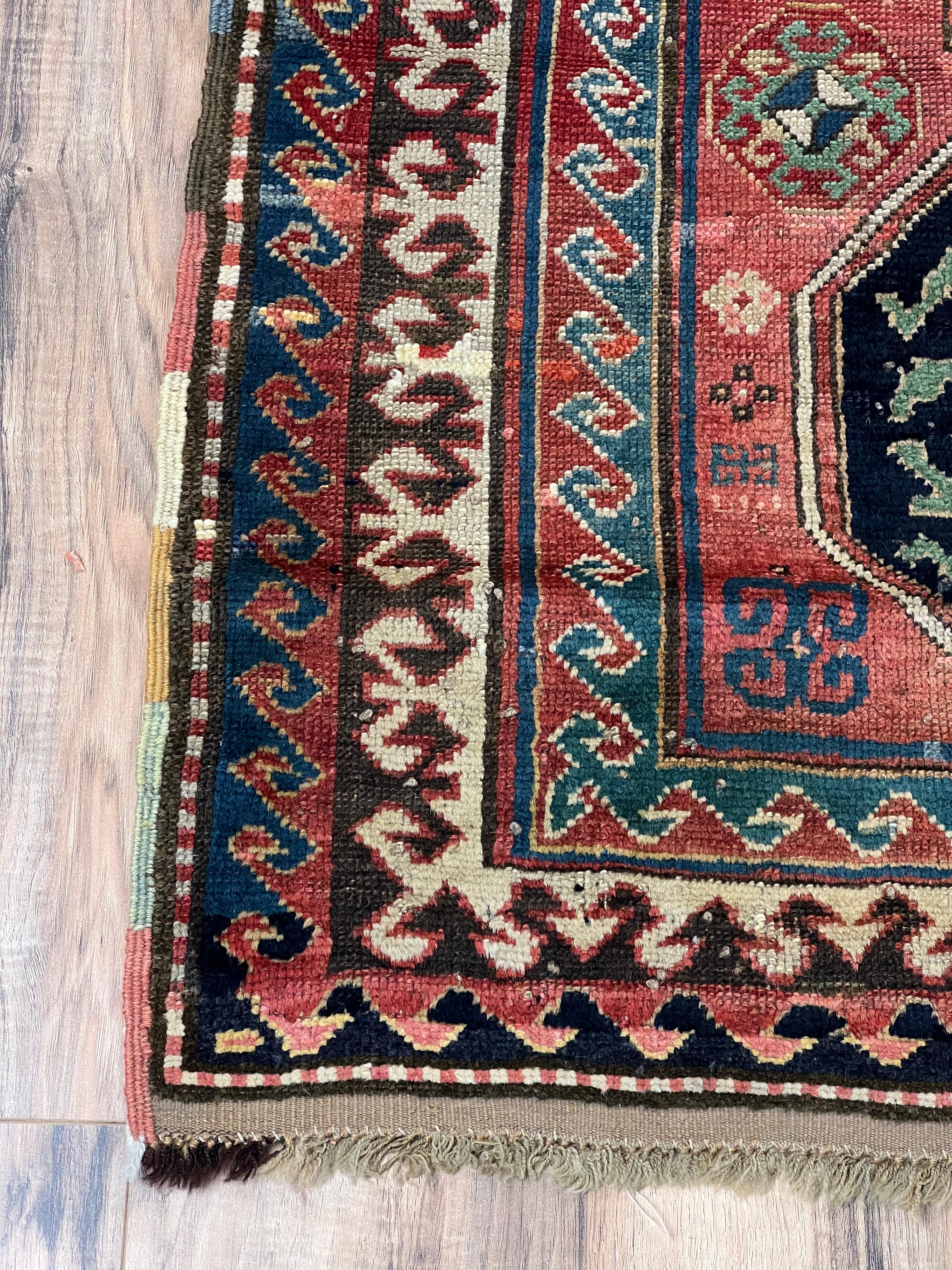 Antiker kaukasischer Kazak-Teppich c. Spätes 19. Jahrhundert 2'10 x 3'11 (Aserbaidschanisch) im Angebot