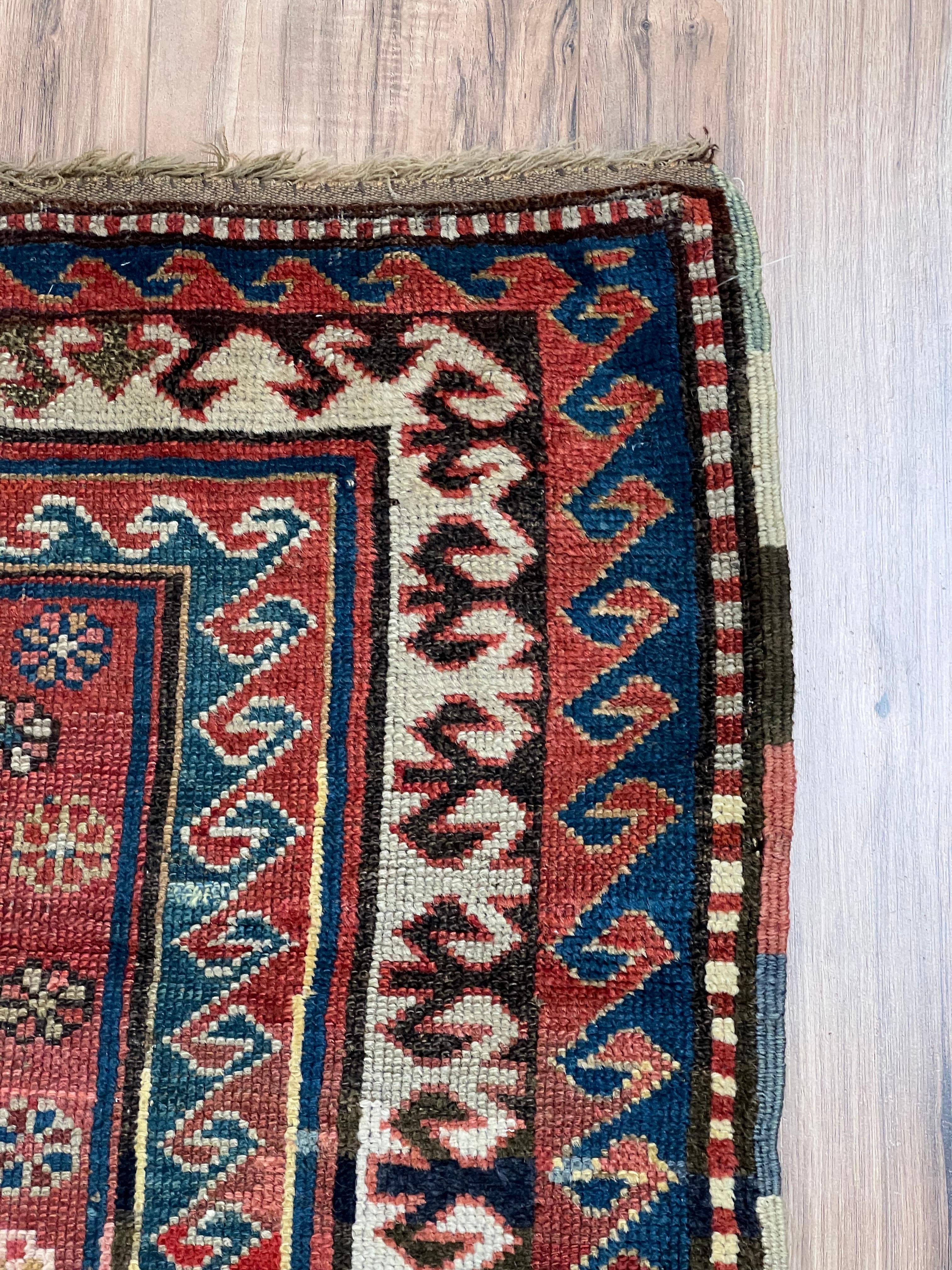Antiker kaukasischer Kazak-Teppich c. Spätes 19. Jahrhundert 2'10 x 3'11 im Zustand „Gut“ im Angebot in Westfield, MA