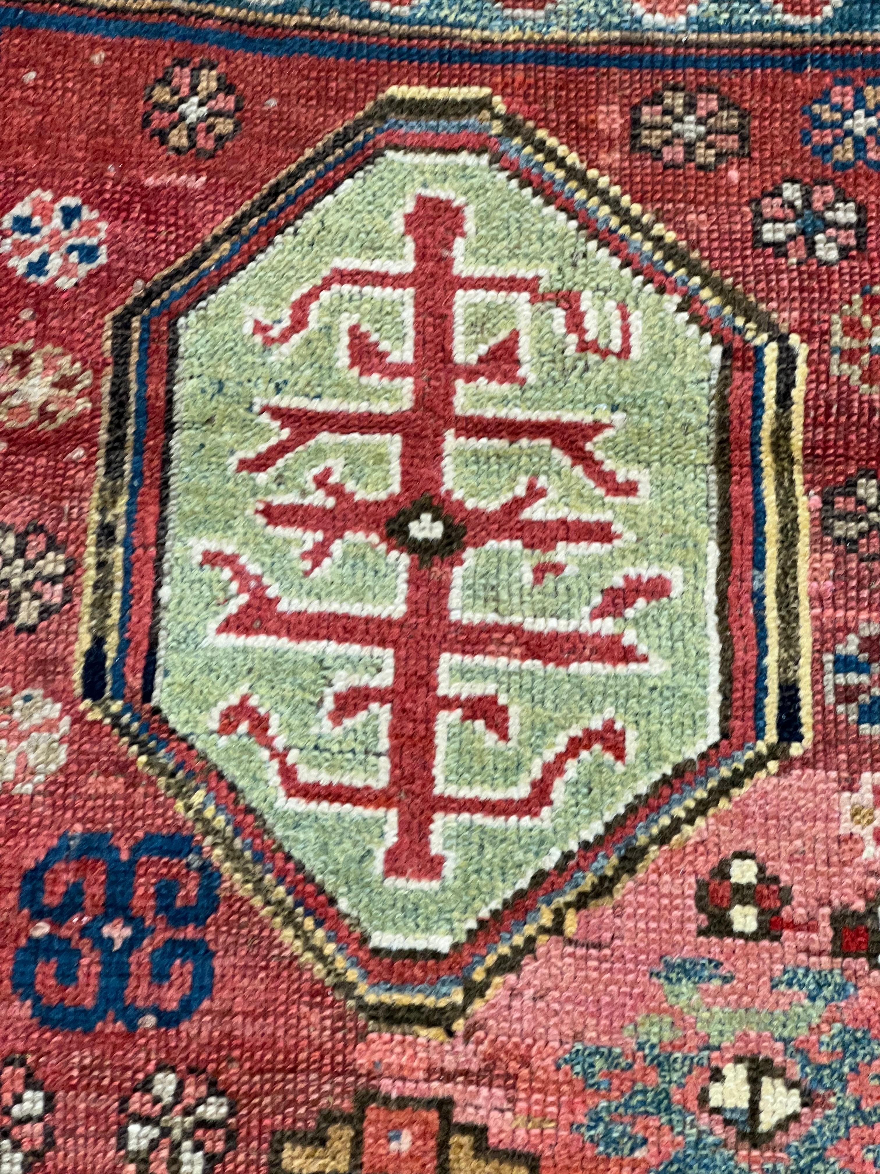 Antiker kaukasischer Kazak-Teppich c. Spätes 19. Jahrhundert 2'10 x 3'11 (Wolle) im Angebot