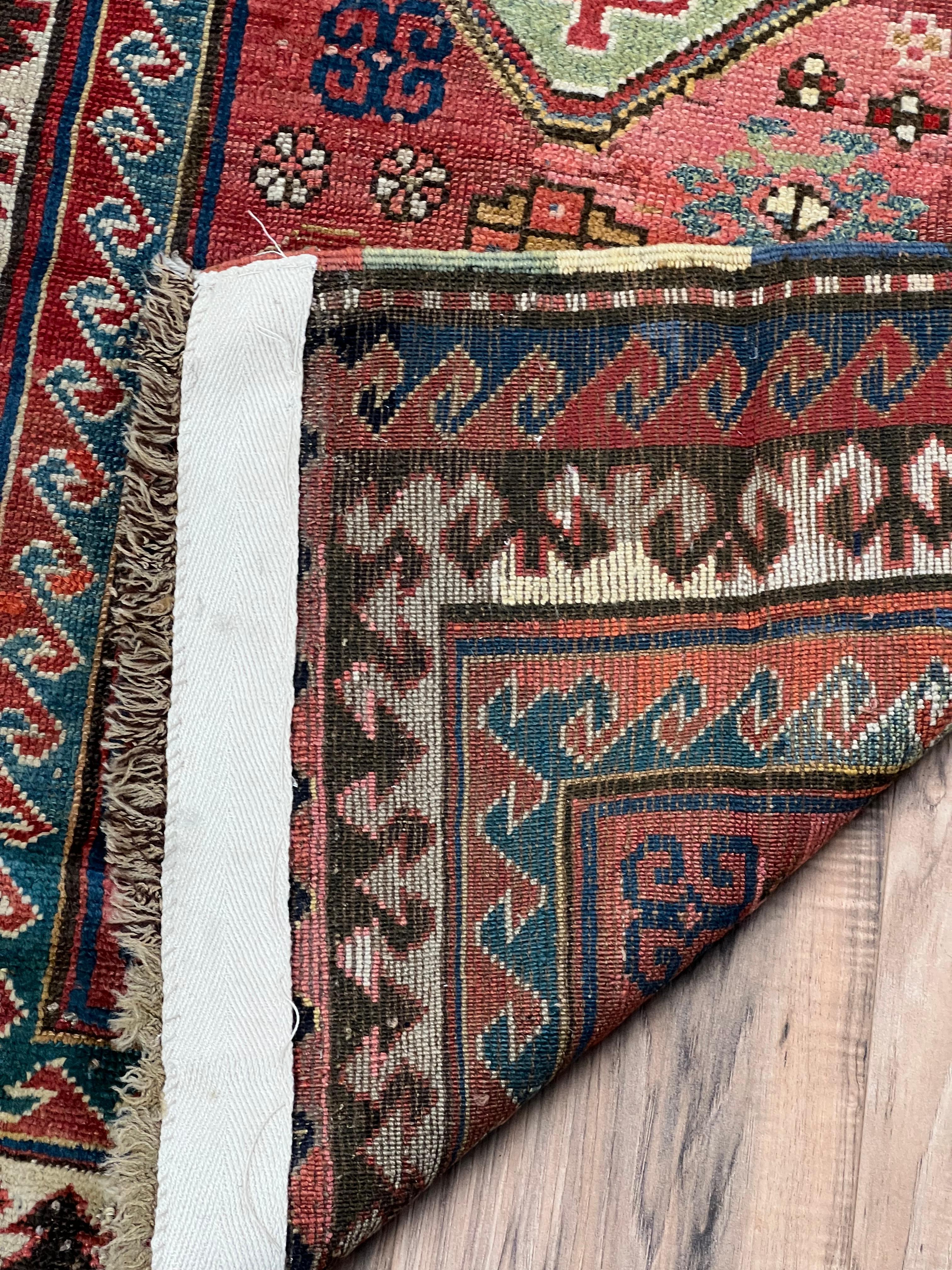 Antiker kaukasischer Kazak-Teppich c. Spätes 19. Jahrhundert 2'10 x 3'11 im Angebot 1