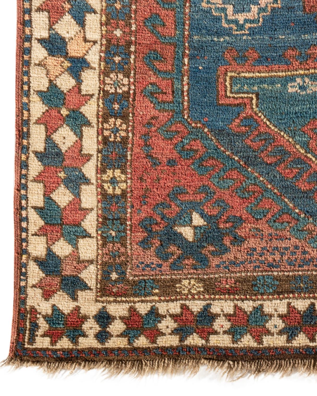 Antiker kaukasischer Kazak-Teppich, um 1890. Ein südwestkaukasischer, handgewebter Kazak-Teppich um 1890 mit einem zentralen blauen Muster in einem roten Feld mit ethnischen Zeichnungen, umgeben von einer elfenbeinfarbenen Bordüre. Das