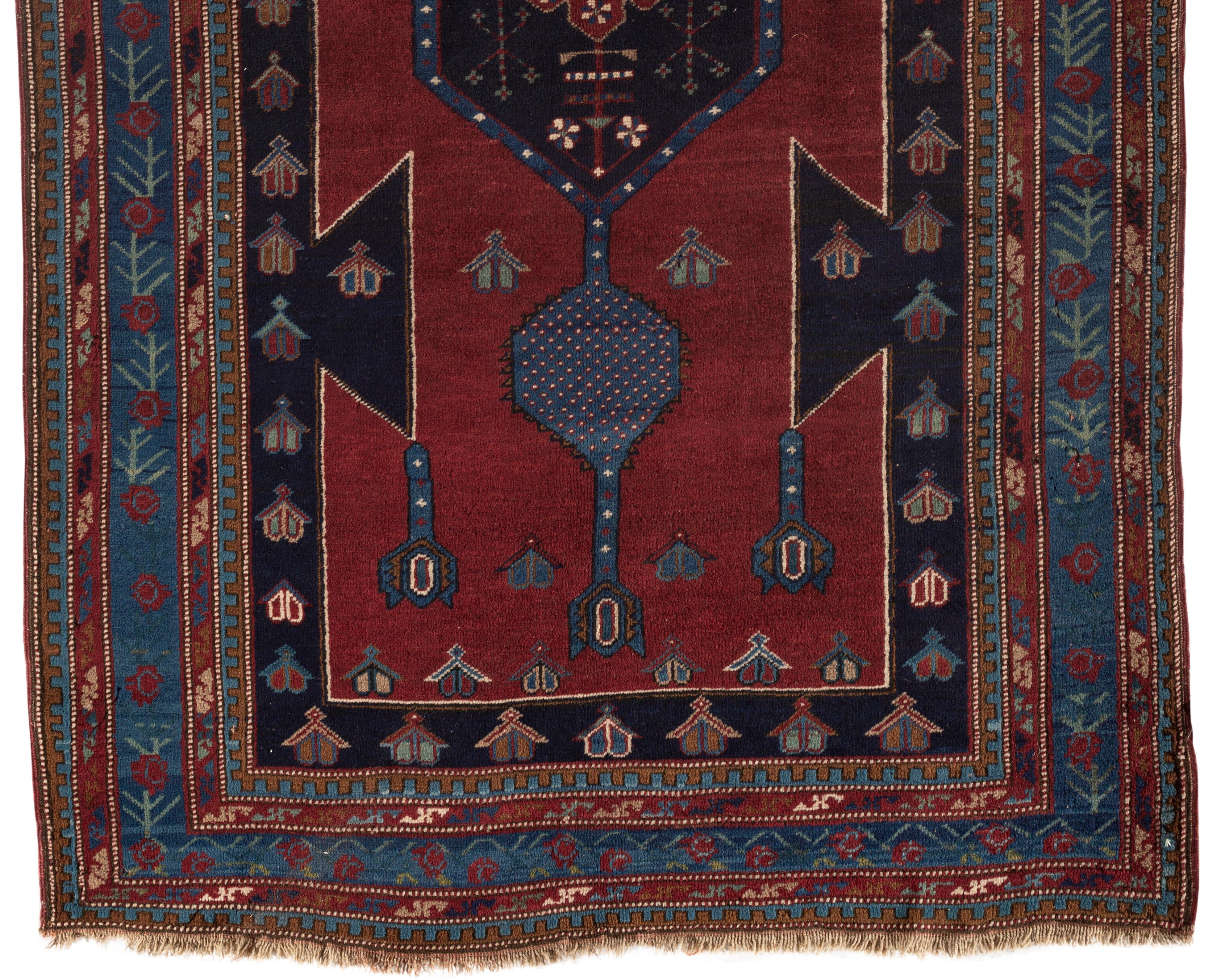 Antiker kaukasischer Kazak-Teppich, um 1900. Ein südwestkaukasischer kasachischer handgewebter Teppich um 1900. Die Detailgenauigkeit des Designs und die handwerkliche Kunstfertigkeit beim Weben haben ein wahres Kunstwerk geschaffen. Das