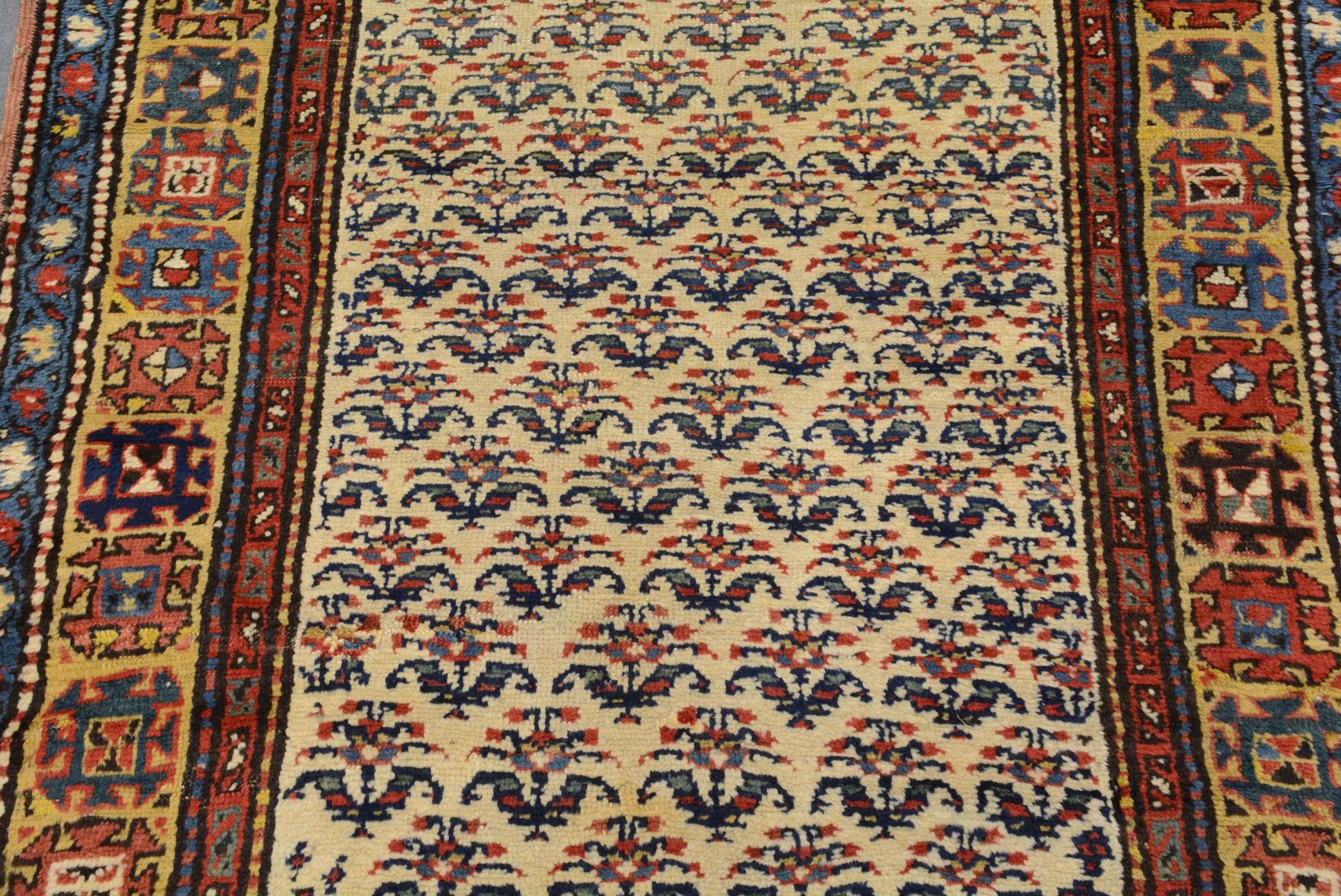 Le Caucase est la région montagneuse géographiquement isolée au nord de la Perse, entre la mer Noire et la mer Caspienne. La population diversifiée de cette région se compose principalement d'Arméniens et de Turcs azéris, mais d'importants groupes