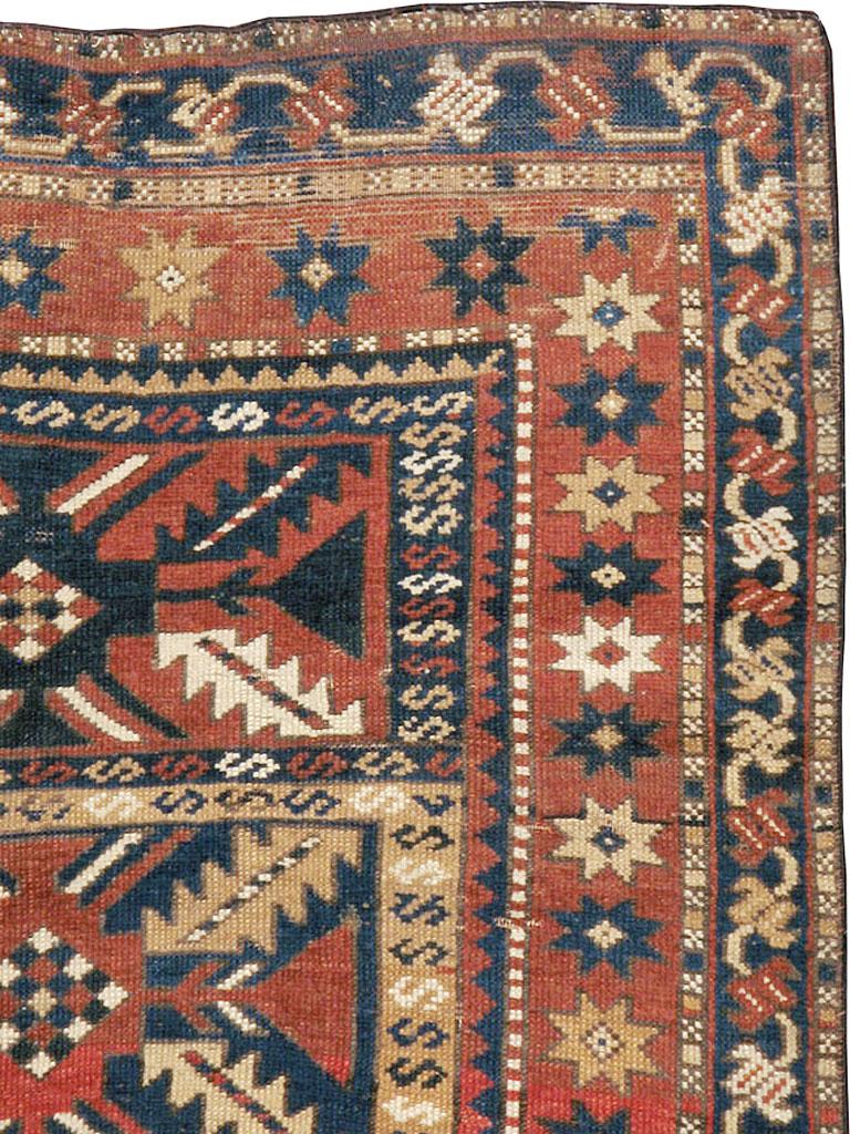 Tribal Tapis du Caucase en mauvais état avec un motif tribal en rouille, bleu foncé et crème en vente