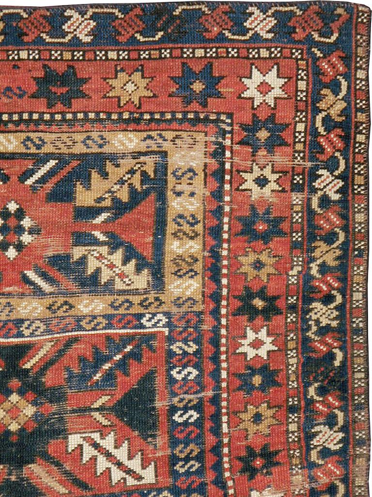 Caucasien Tapis du Caucase en mauvais état avec un motif tribal en rouille, bleu foncé et crème en vente