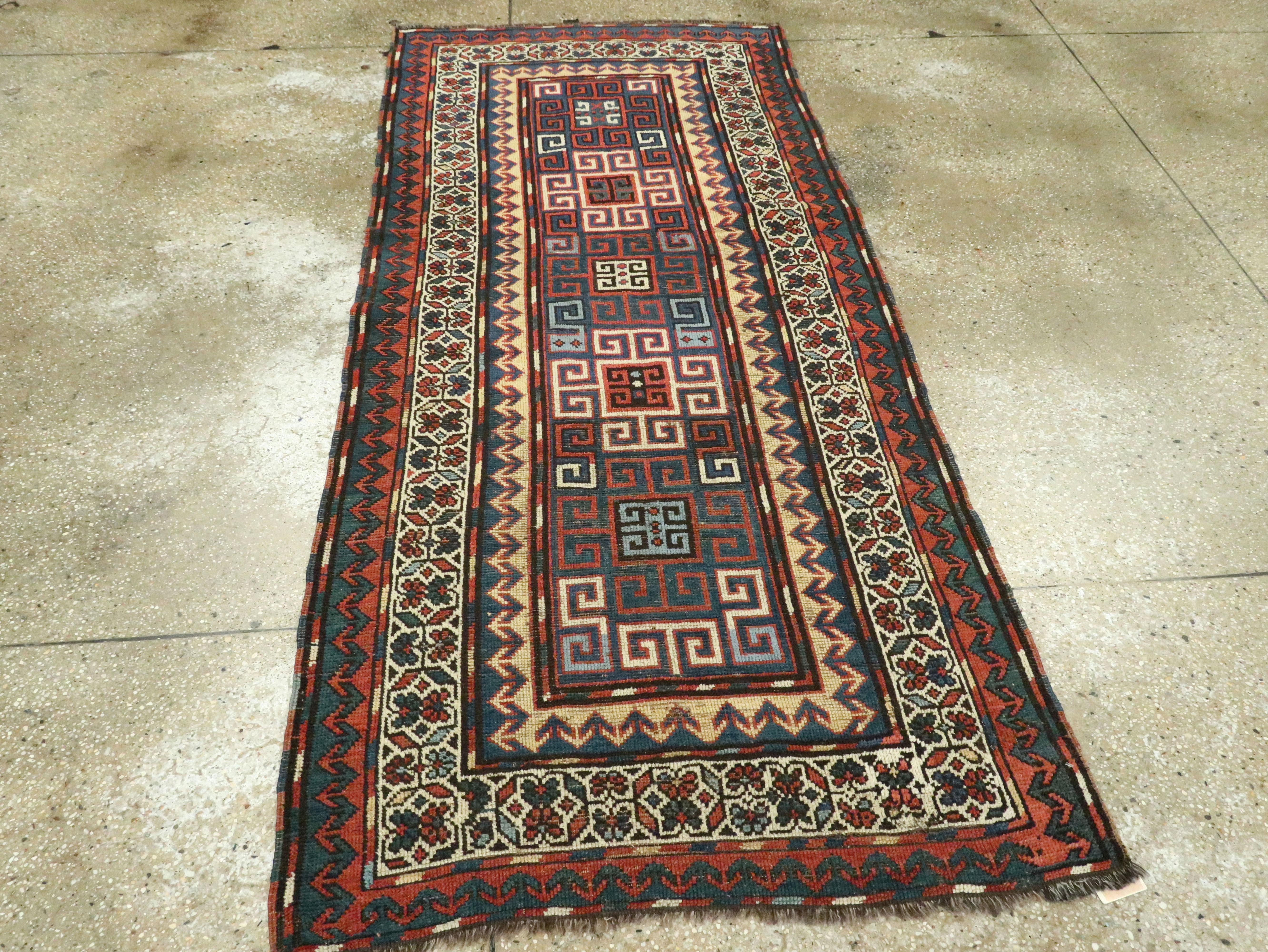 Antiker kaukasischer Kazak-Teppich (Stammeskunst) im Angebot