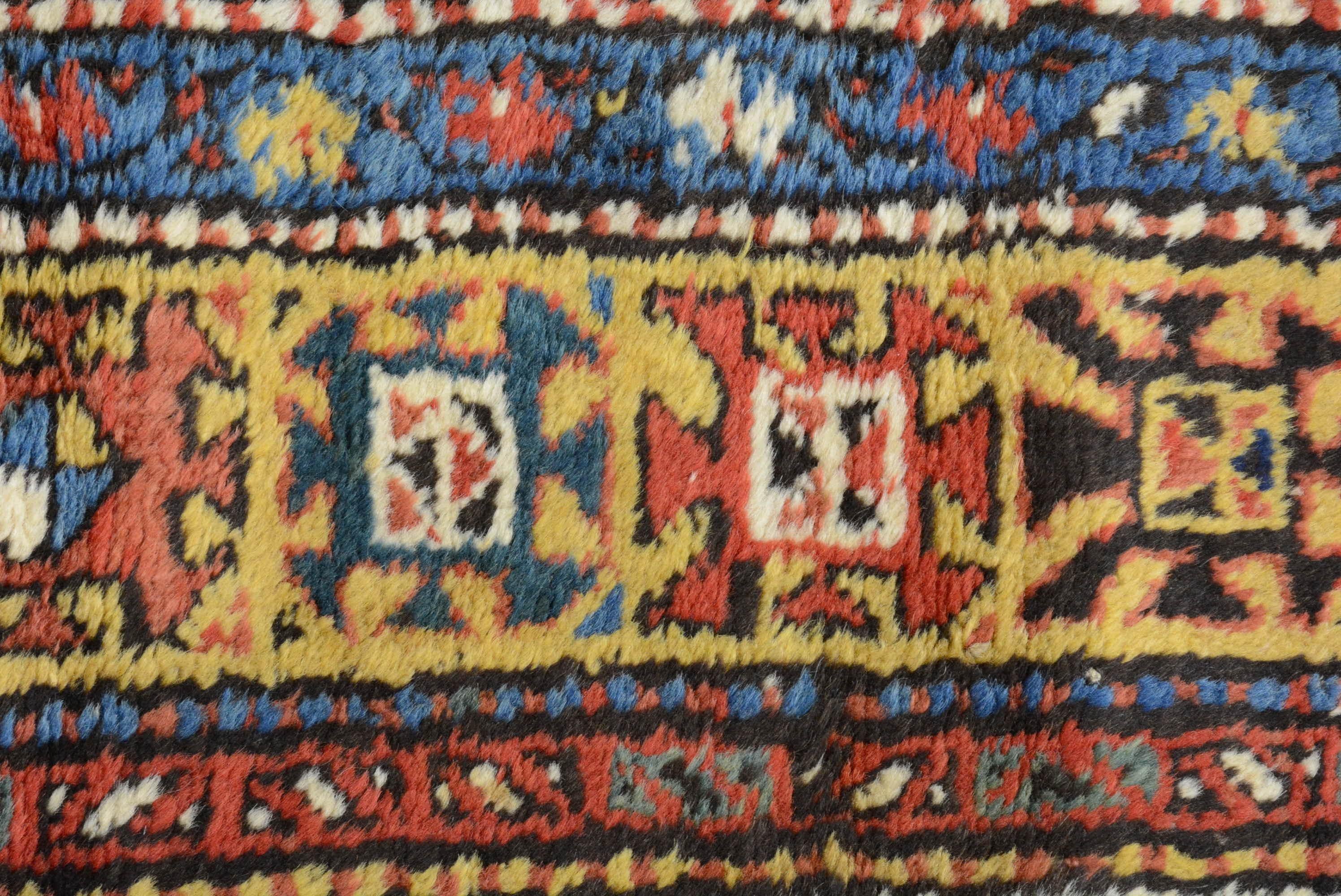 Teinture végétale Ancien tapis caucasien Kazak en vente