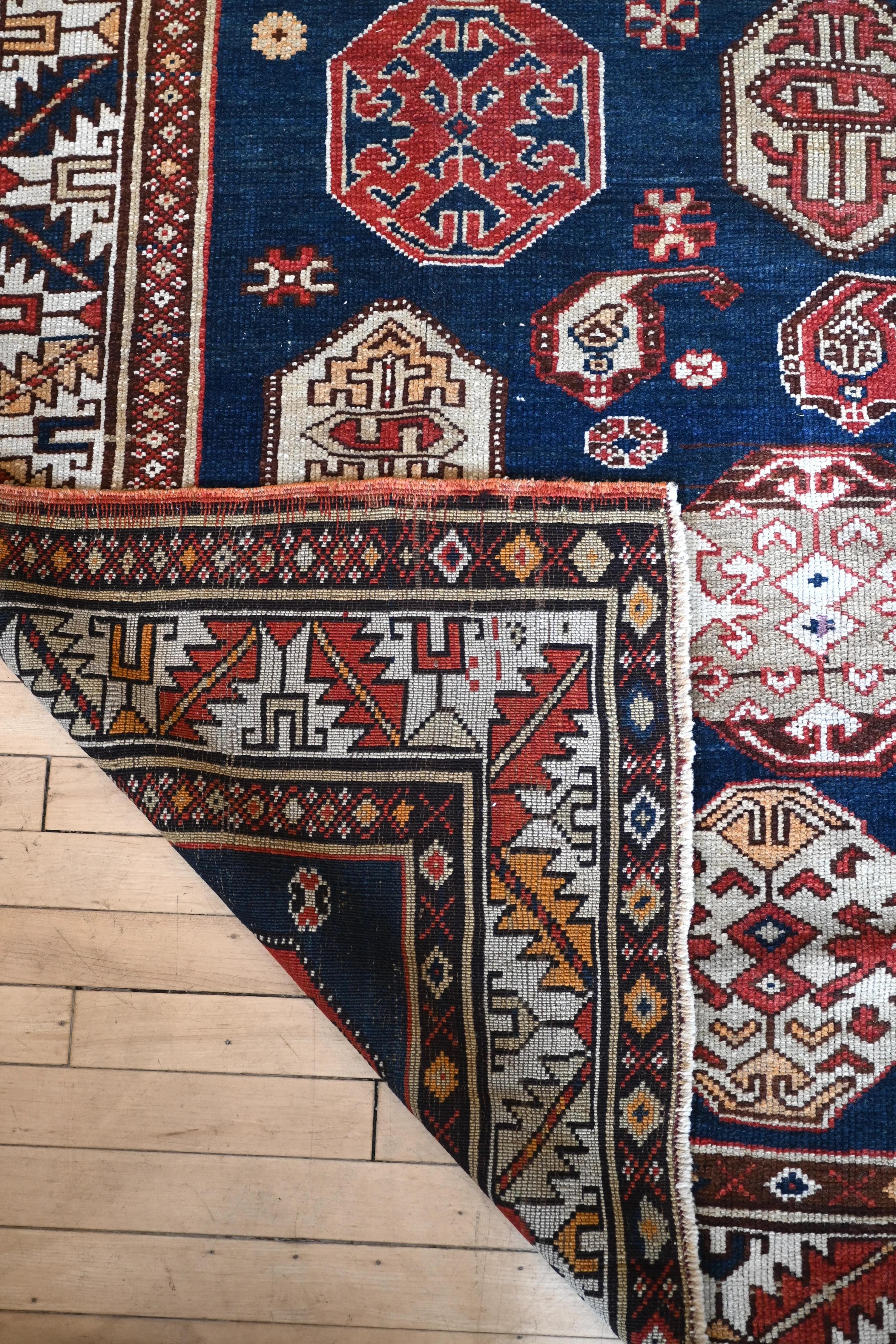 Ancien tapis caucasien Kazak Abîmé - En vente à Hudson, NY