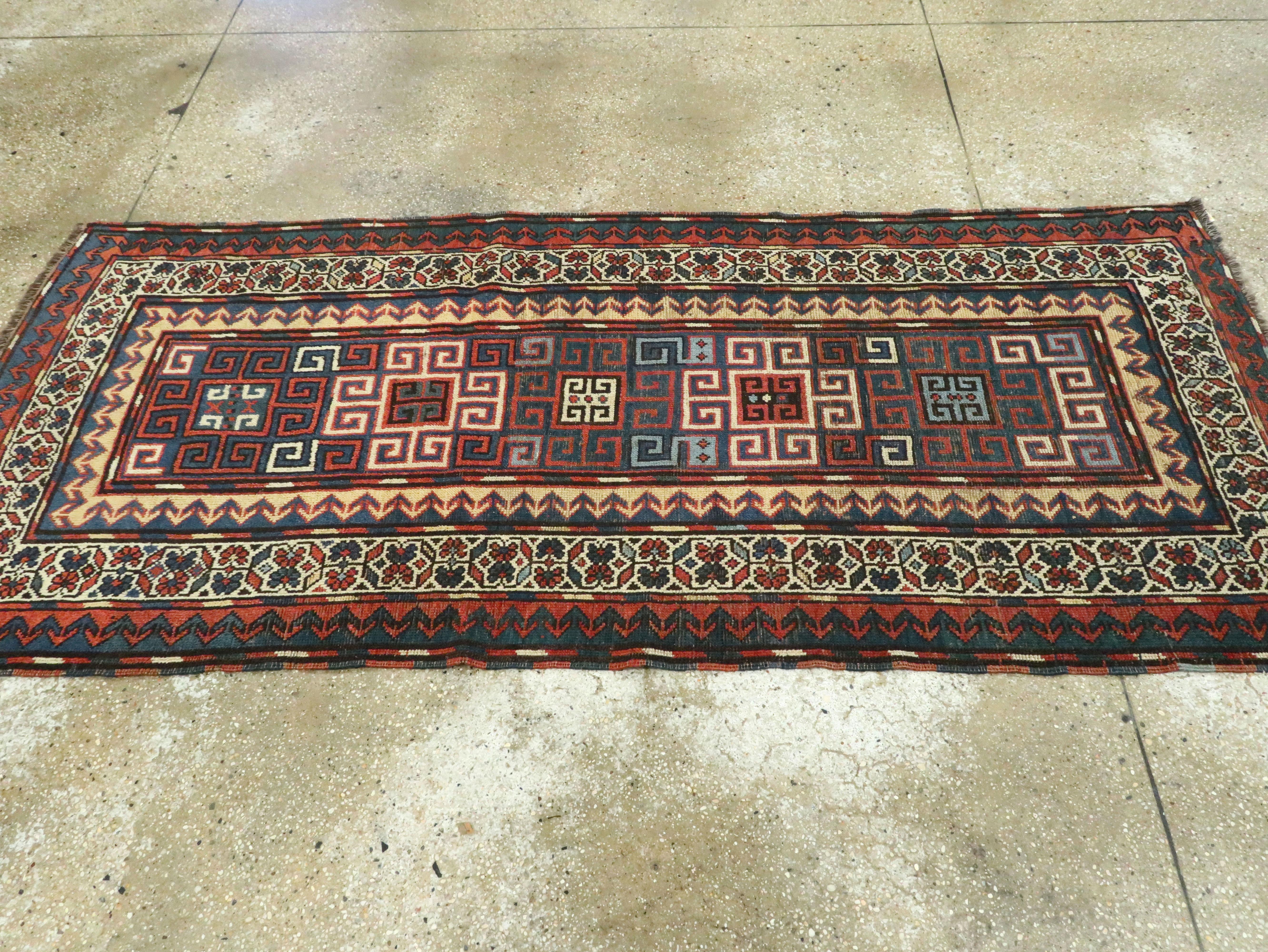 Antiker kaukasischer Kazak-Teppich im Zustand „Gut“ im Angebot in New York, NY