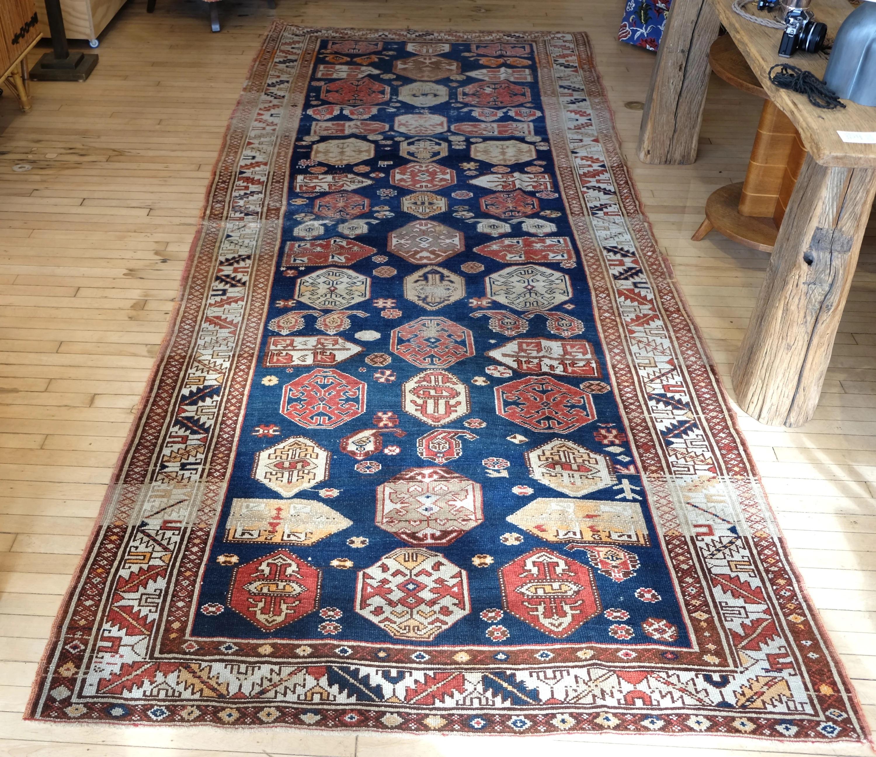 Ancien tapis caucasien Kazak en vente 1