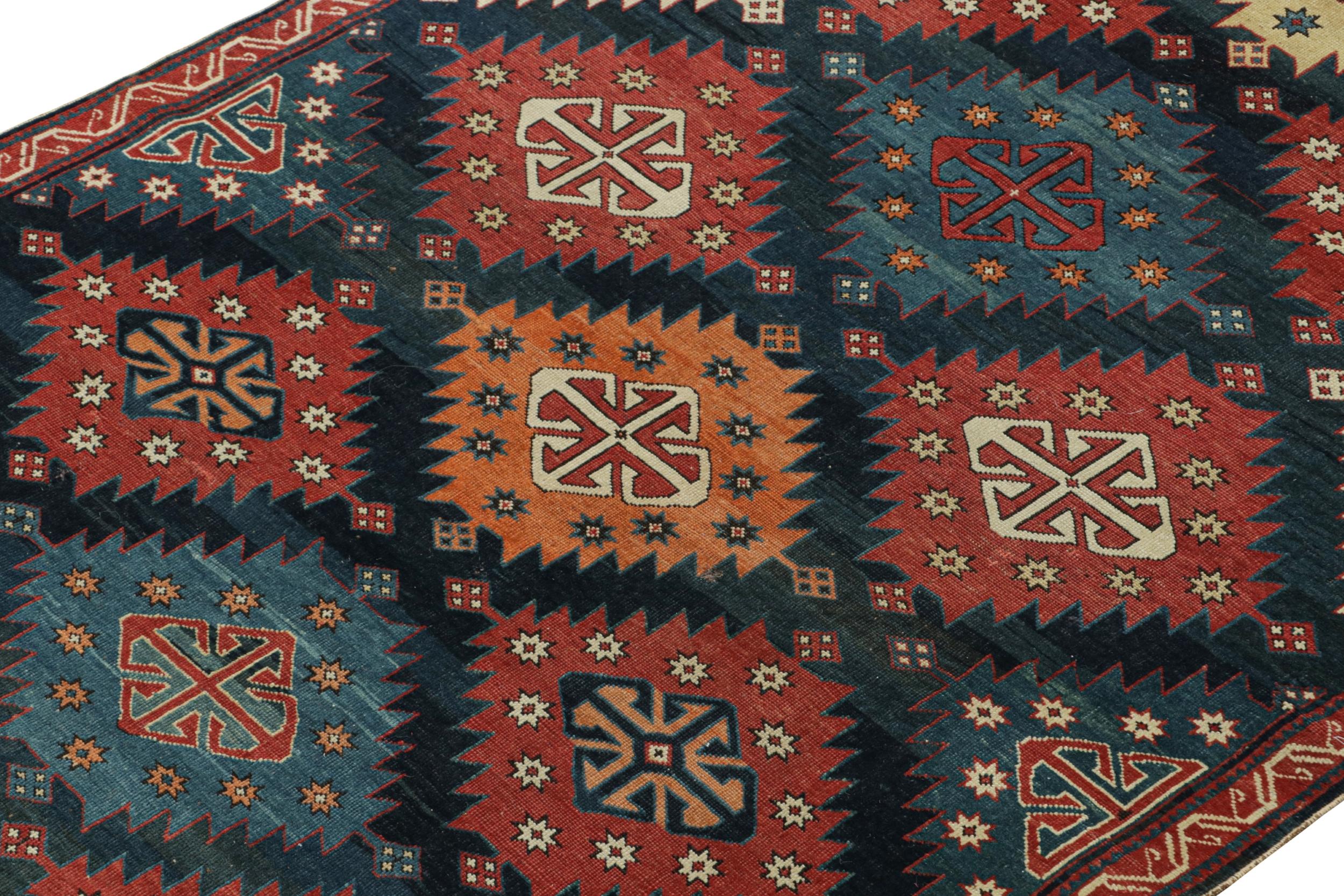 Ce tapis antique CIRCA 4x5 est probablement une pièce Kazak rare, nouée à la main en laine vers 1910-1920. 

Sur le Design : 

Les connaisseurs noteront que les tapis kazakhs comme celui-ci sont largement considérés comme l'un des tapis tribaux