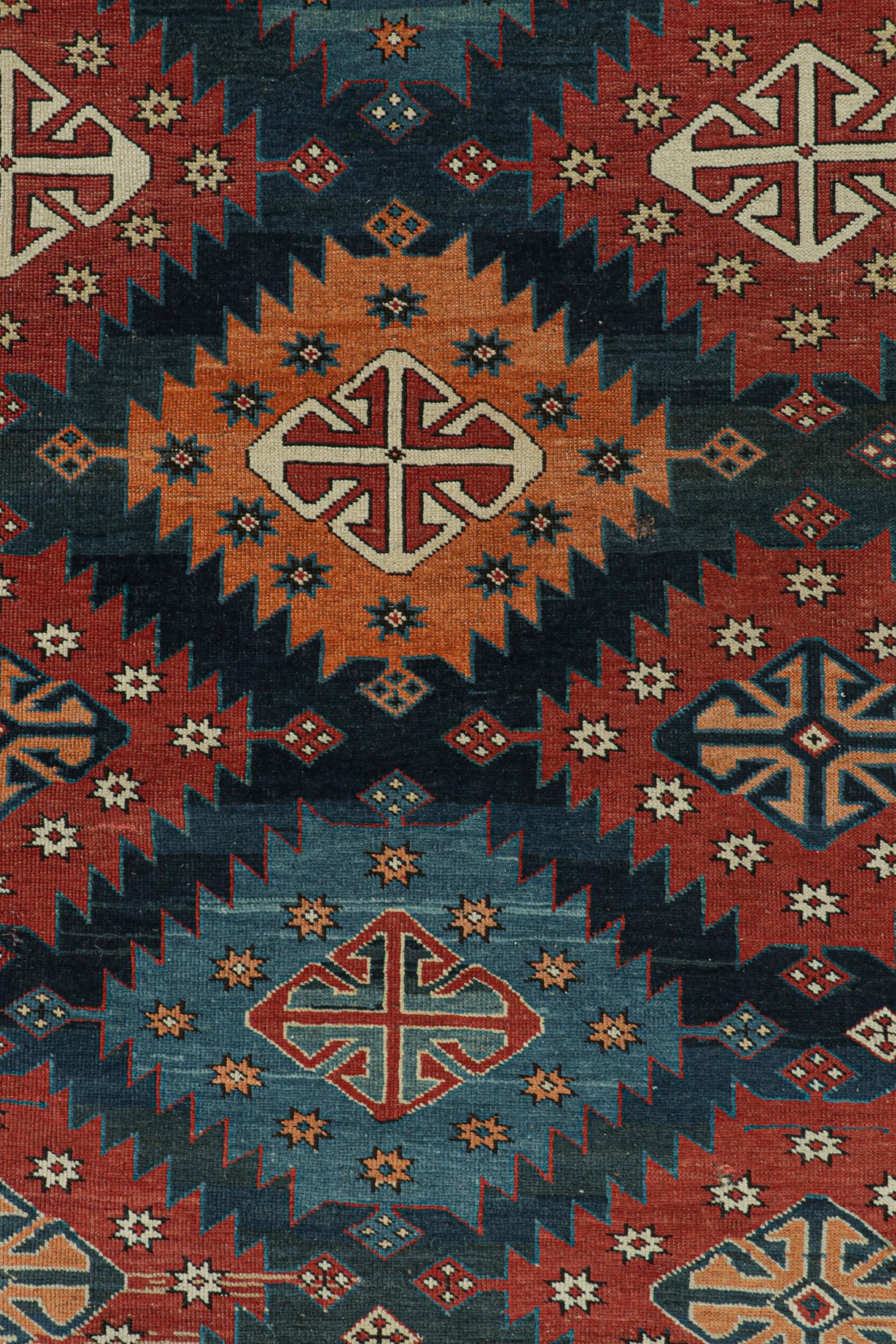 Tribal Tapis caucasien ancien Kazak à motifs tribaux rouges et bleus de Rug & Kilim en vente