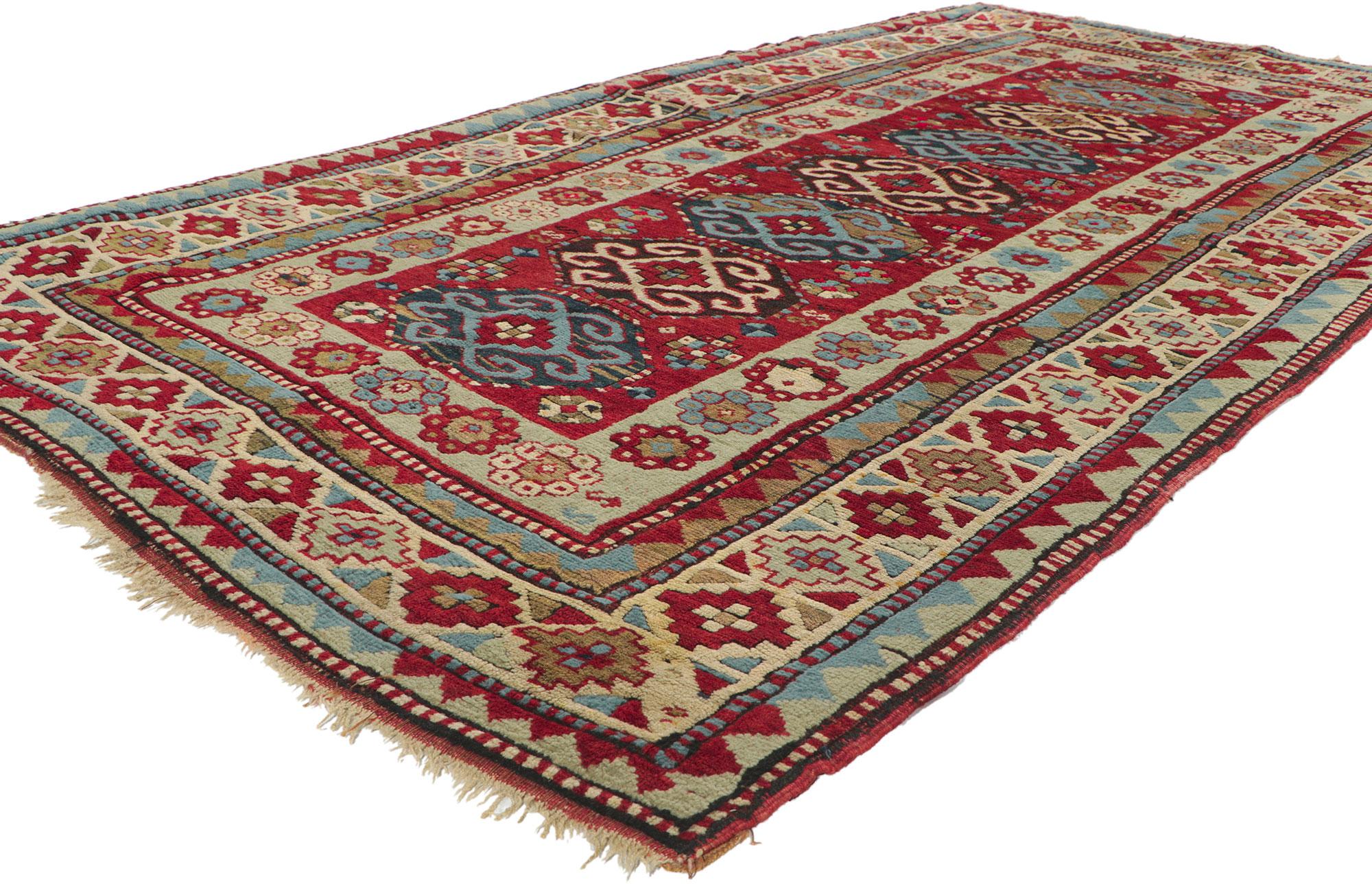 74292 Antiker russischer kaukasischer Kazak-Teppich, 04'04 X 08'06.
Dieser antike kaukasische Kazak-Teppich aus handgeknüpfter Wolle basiert auf traditionellen Mustern aus dem Kaukasus und zeigt sieben achteckige Medaillons, die mit