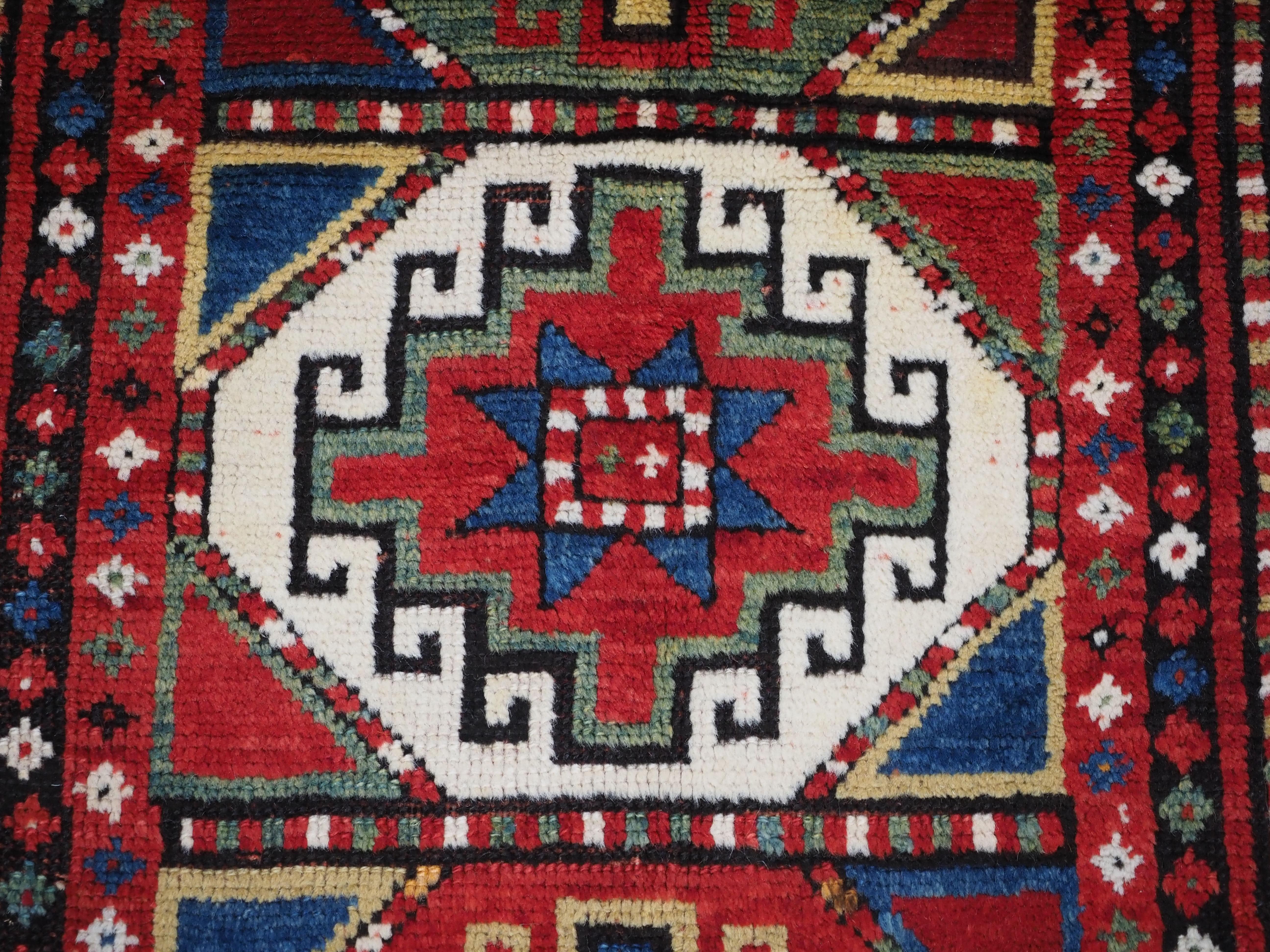 Antique Caucasian Kazak rug with a single column of boxed 'Memlinc guls'. For Sale 5