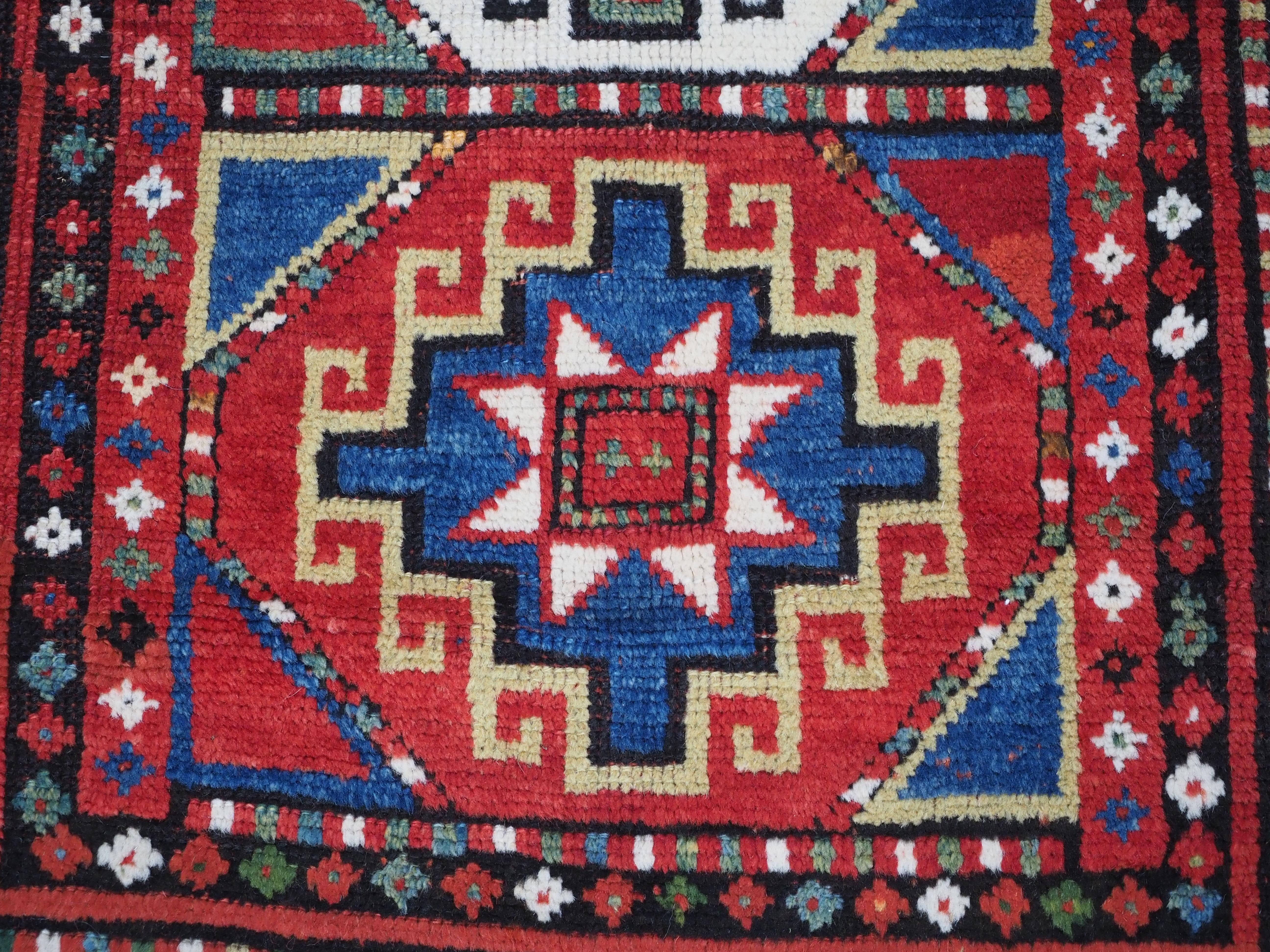 Antique Caucasian Kazak rug with a single column of boxed 'Memlinc guls'. For Sale 6