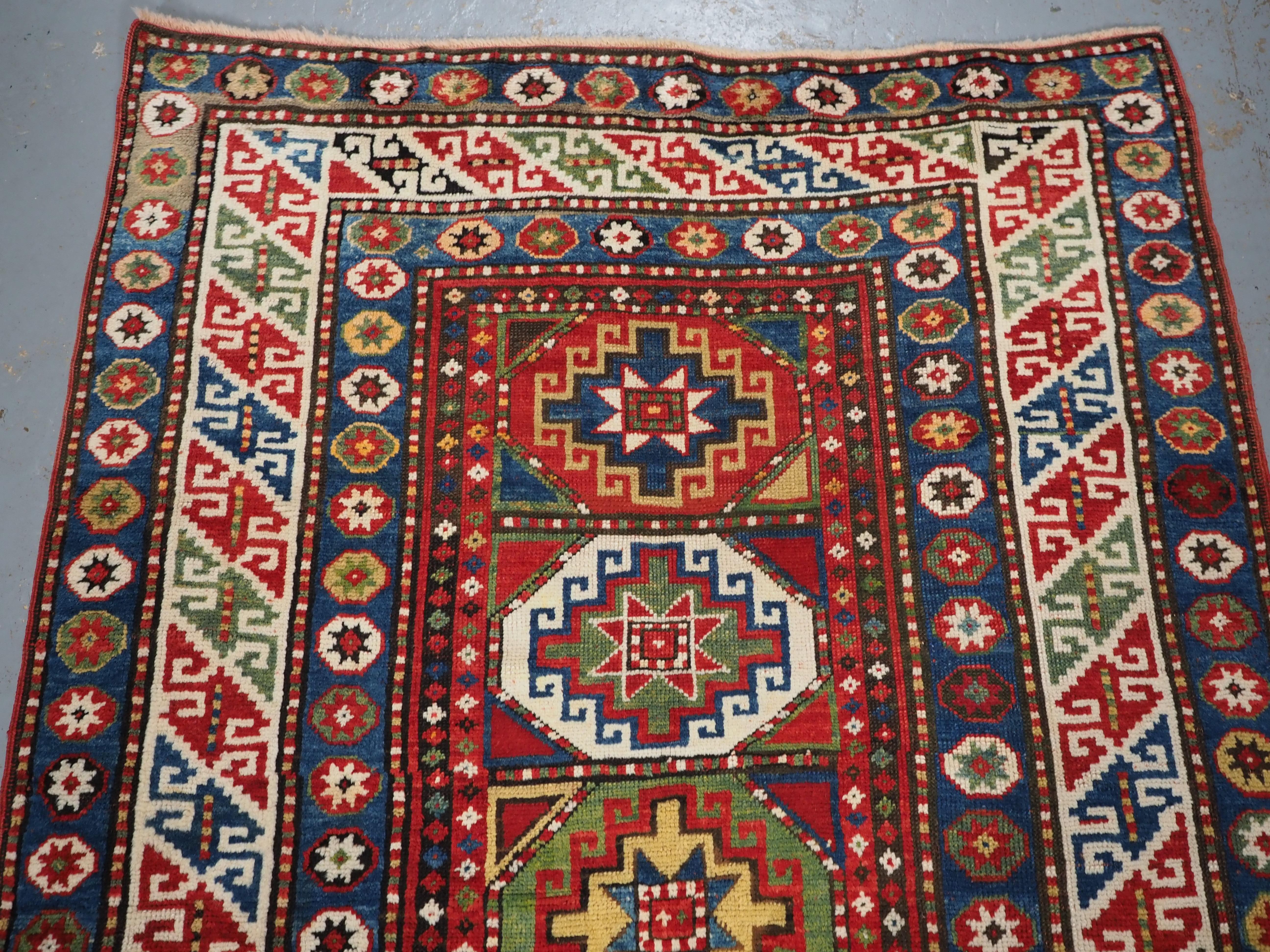 Antique Caucasian Kazak rug with a single column of boxed 'Memlinc guls'. In Good Condition For Sale In Moreton-In-Marsh, GB