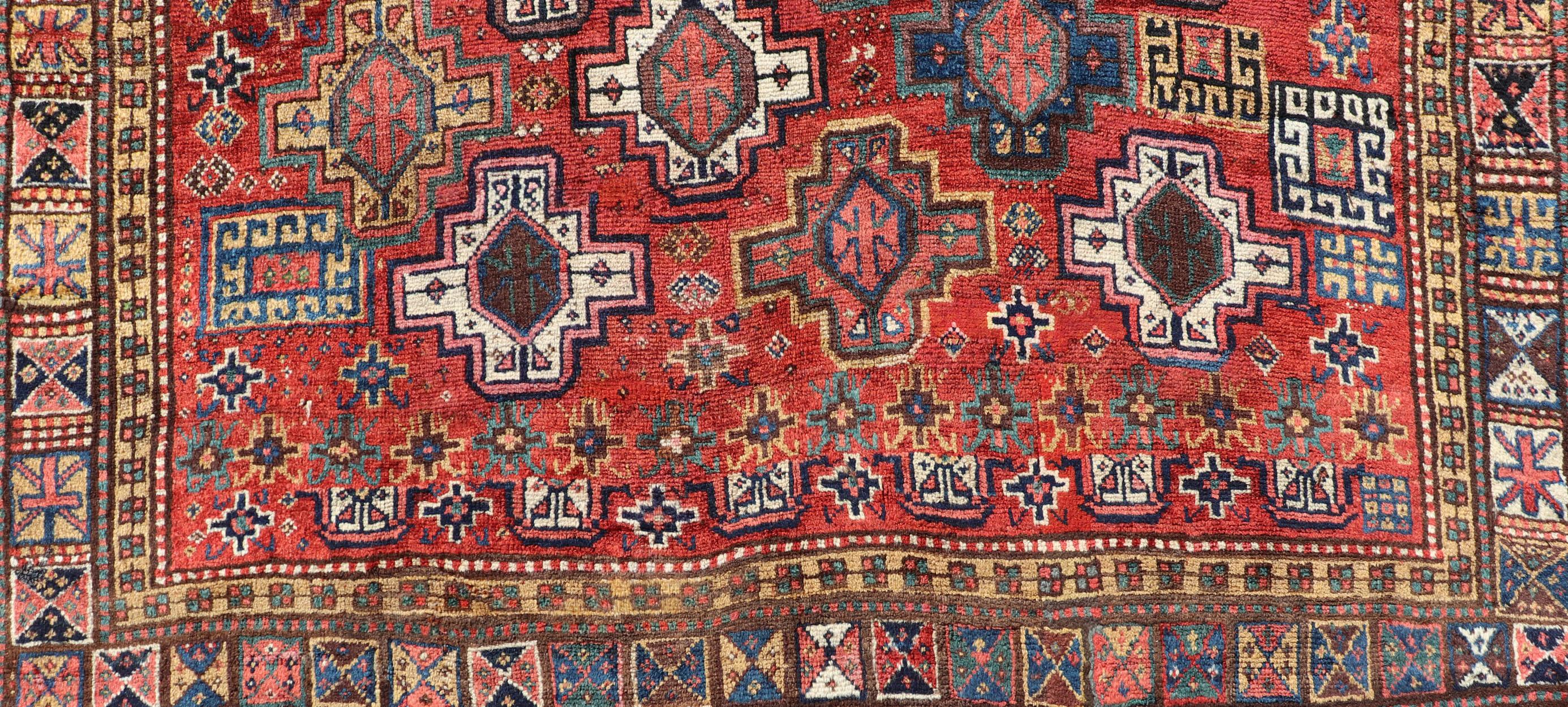 Laine Tapis caucasien ancien de type Kazak avec motifs tribaux et médaillons sur toute sa surface en vente