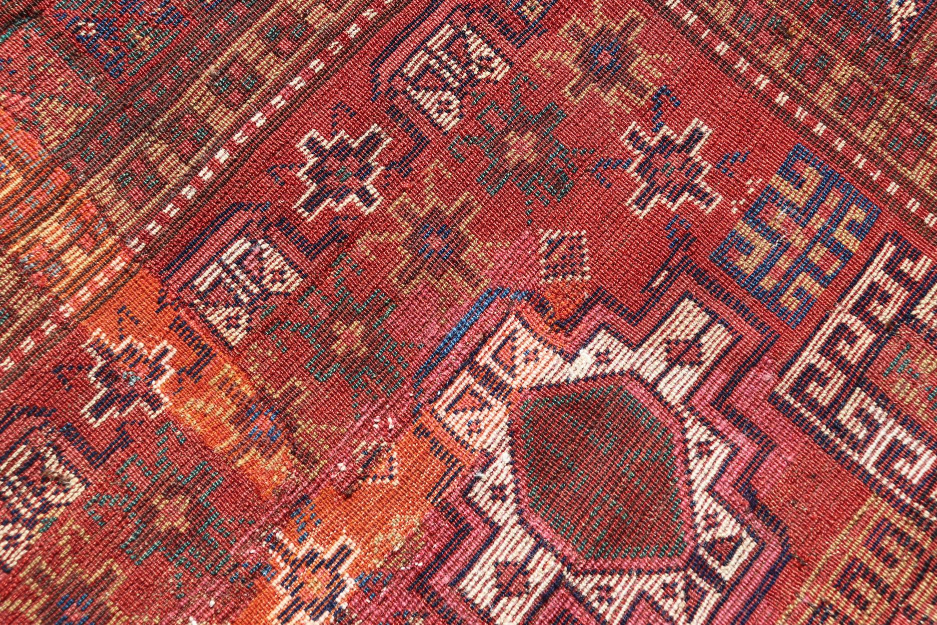 Tapis caucasien ancien de type Kazak avec motifs tribaux et médaillons sur toute sa surface en vente 5