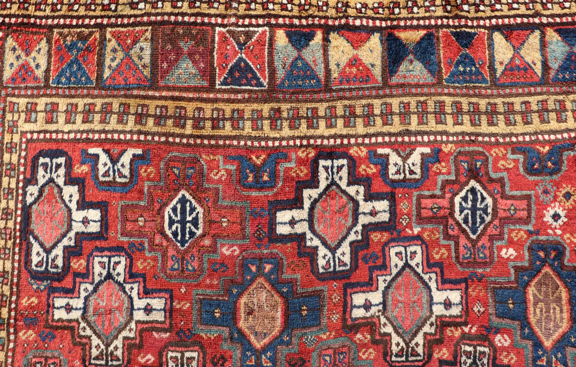 Tapis caucasien ancien de type Kazak avec motifs tribaux et médaillons sur toute sa surface Bon état - En vente à Atlanta, GA