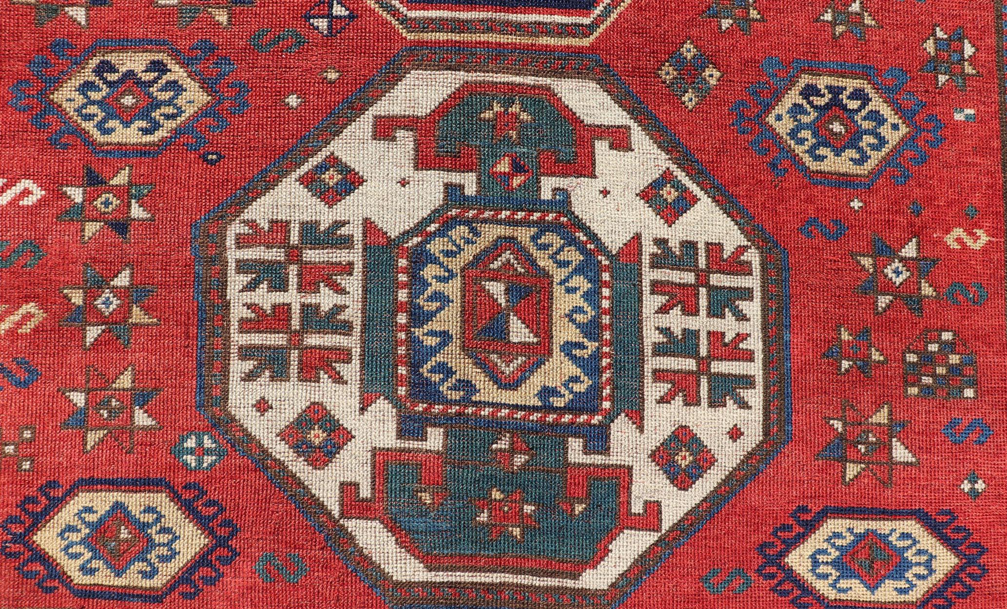 Tapis caucasien Kazak antique avec médaillons géométriques audacieux 5'9 x 7'1 en vente 2