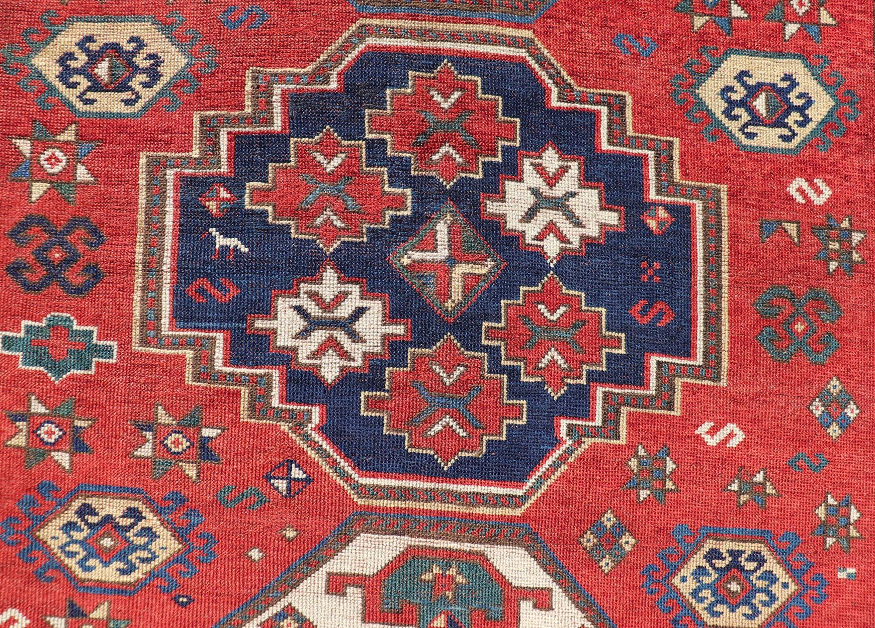 Tapis caucasien Kazak antique avec médaillons géométriques audacieux 5'9 x 7'1 en vente 3