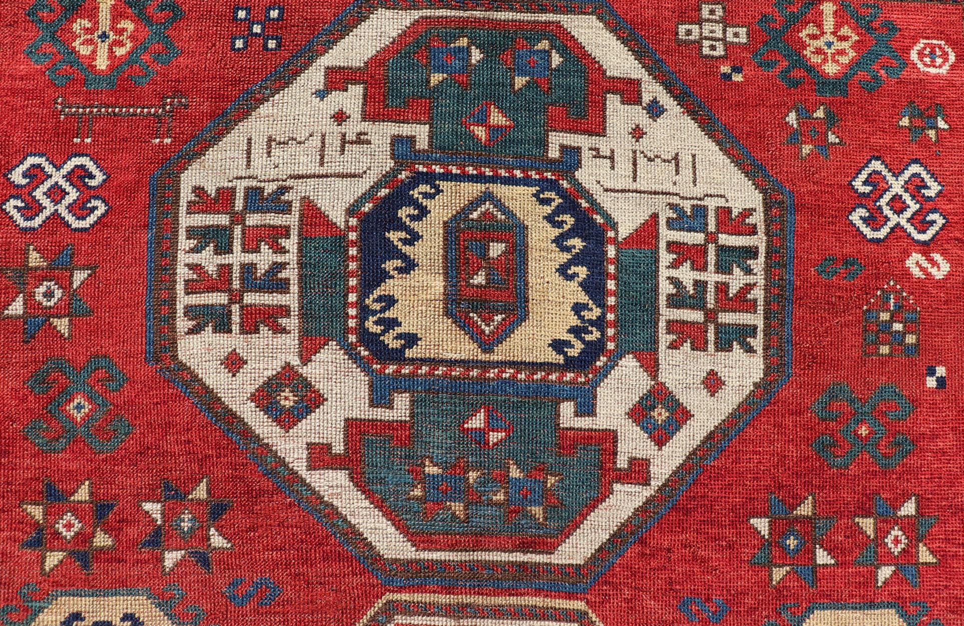 Tapis caucasien Kazak antique avec médaillons géométriques audacieux 5'9 x 7'1 en vente 4