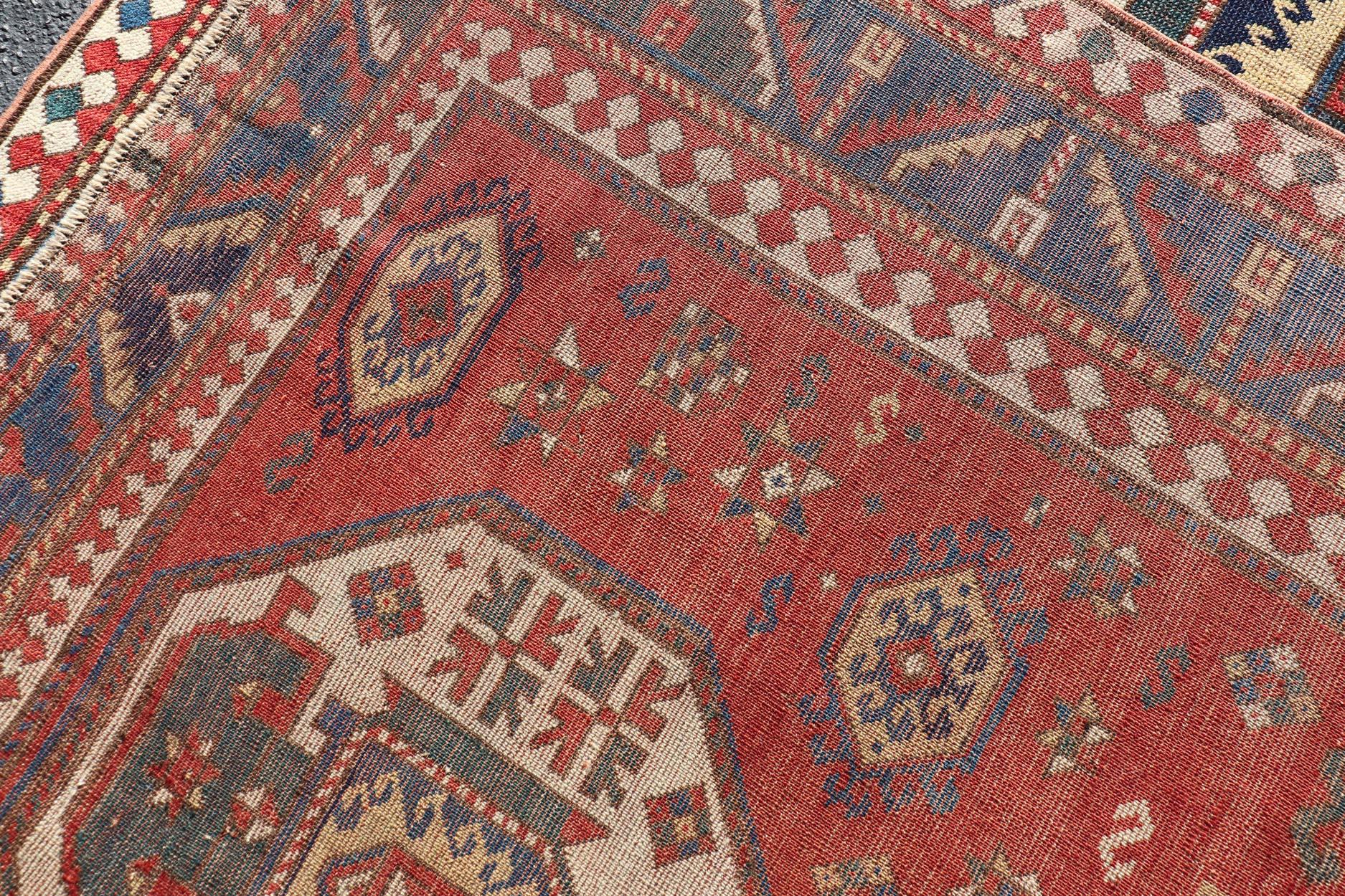 Tapis caucasien Kazak antique avec médaillons géométriques audacieux 5'9 x 7'1 en vente 5