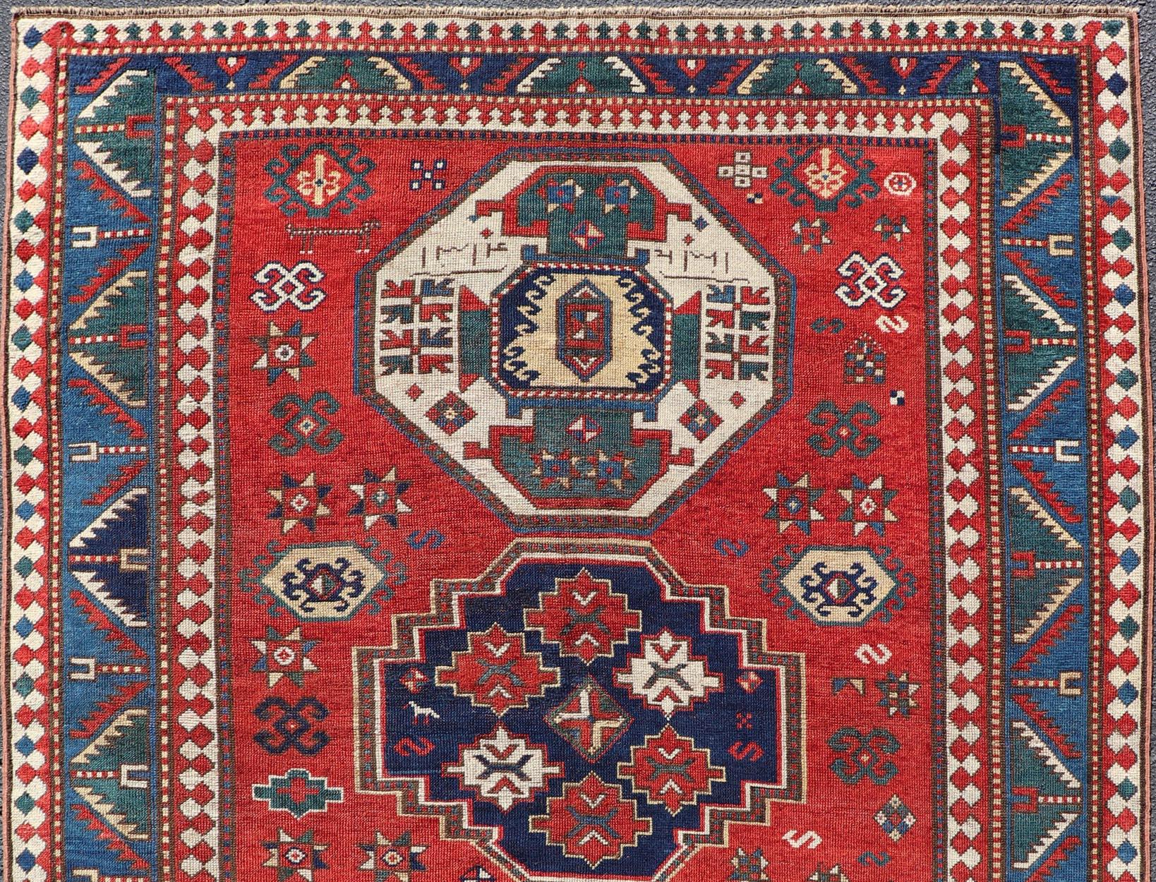 Kazakh Tapis caucasien Kazak antique avec médaillons géométriques audacieux 5'9 x 7'1 en vente