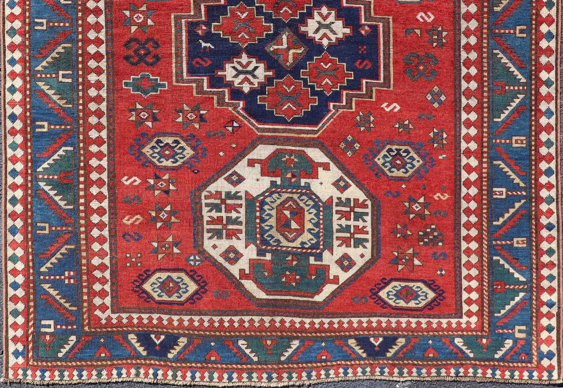 Noué à la main Tapis caucasien Kazak antique avec médaillons géométriques audacieux 5'9 x 7'1 en vente