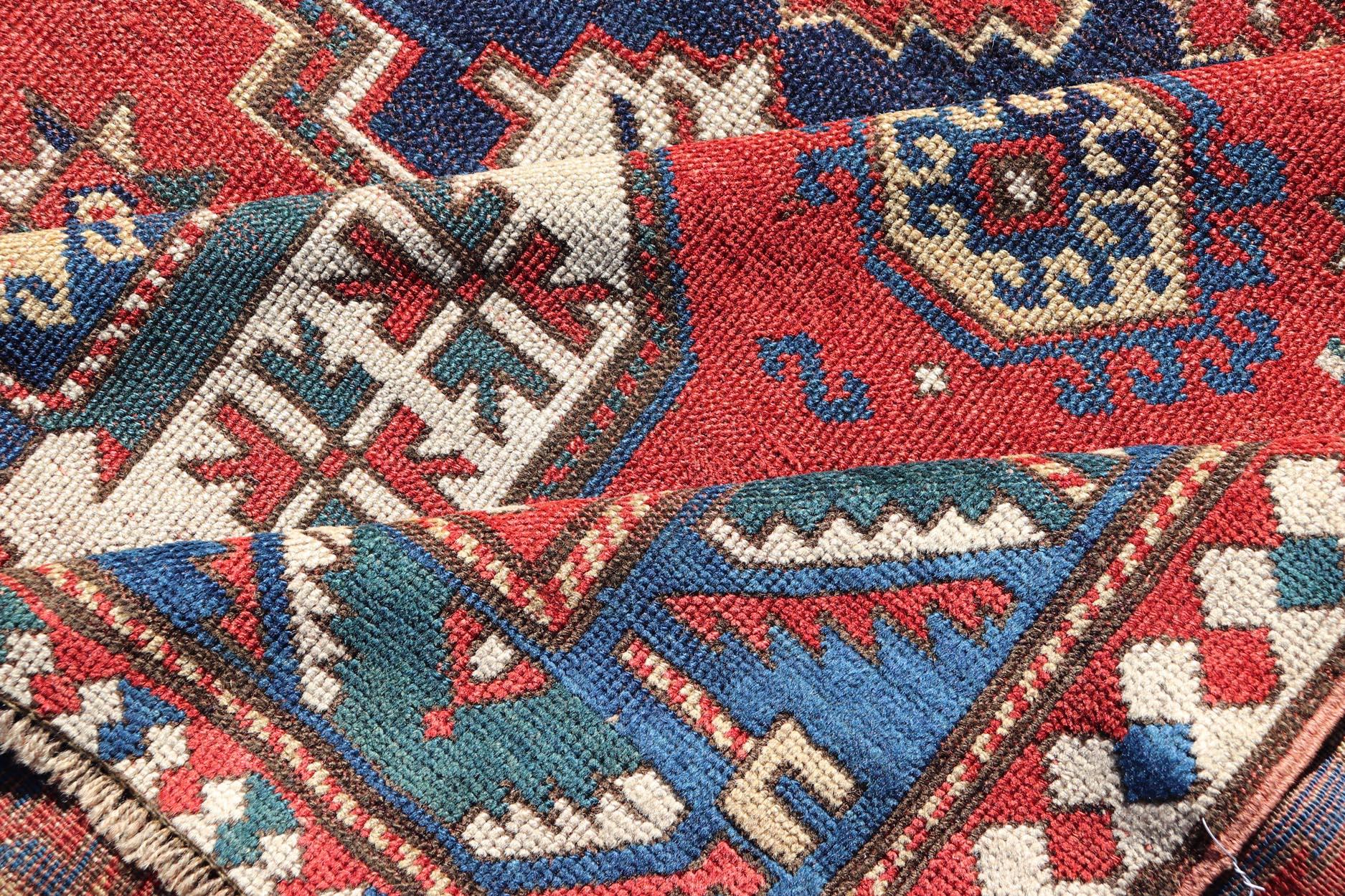 Tapis caucasien Kazak antique avec médaillons géométriques audacieux 5'9 x 7'1 Bon état - En vente à Atlanta, GA