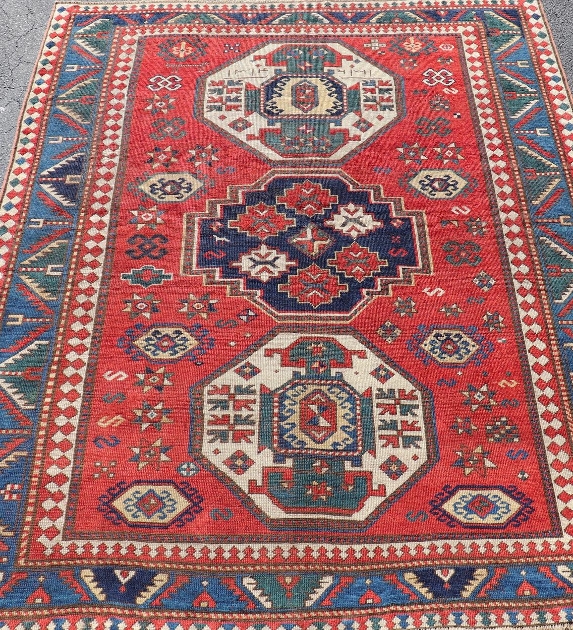 XIXe siècle Tapis caucasien Kazak antique avec médaillons géométriques audacieux 5'9 x 7'1 en vente