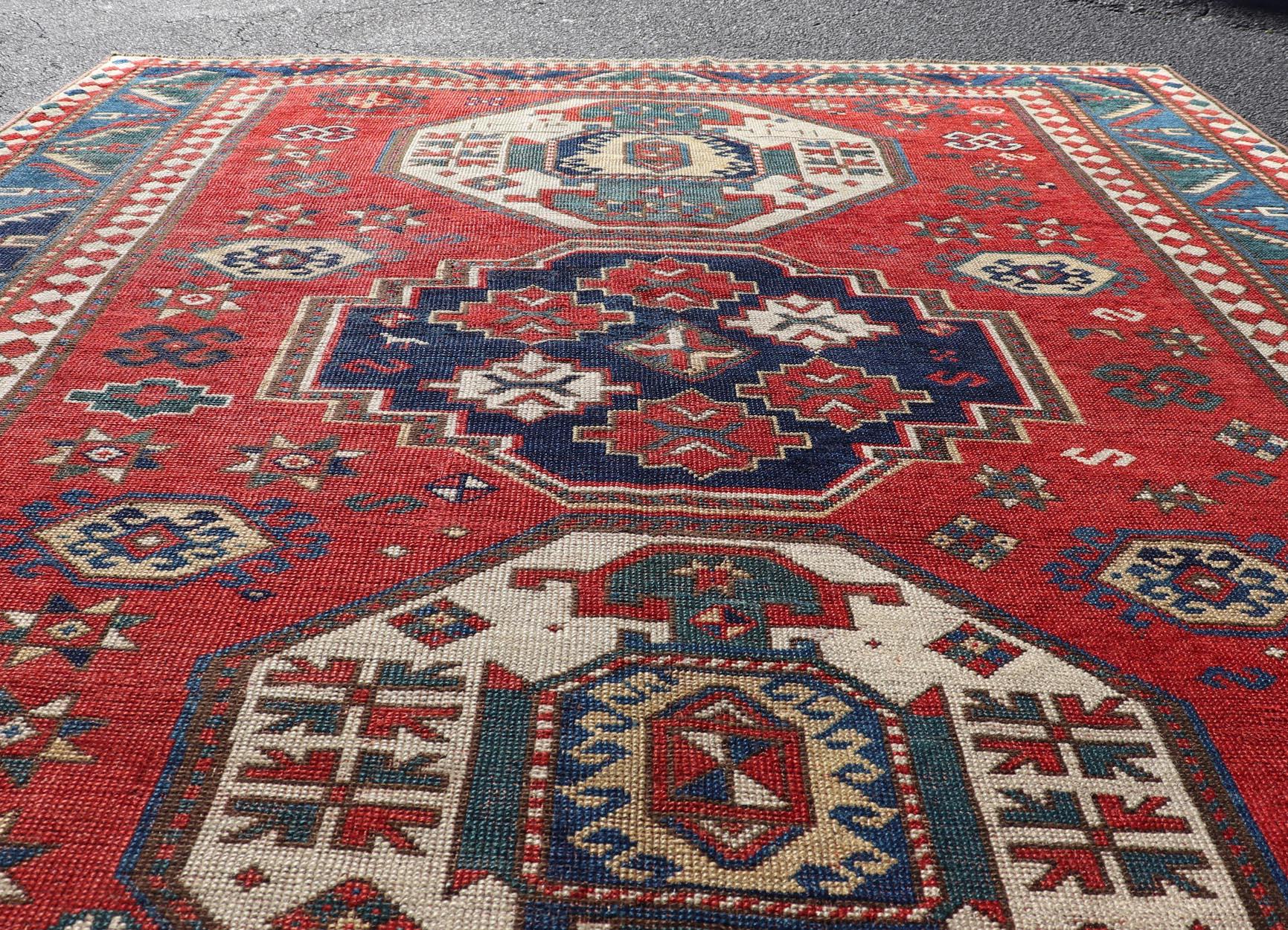 Laine Tapis caucasien Kazak antique avec médaillons géométriques audacieux 5'9 x 7'1 en vente