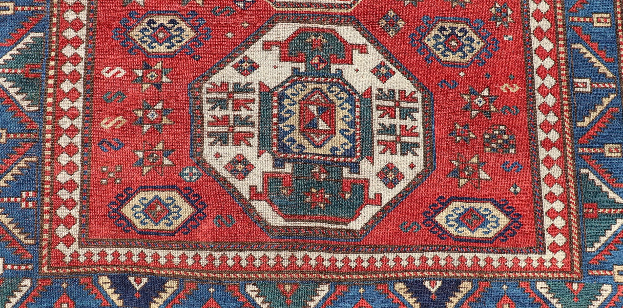 Tapis caucasien Kazak antique avec médaillons géométriques audacieux 5'9 x 7'1 en vente 1