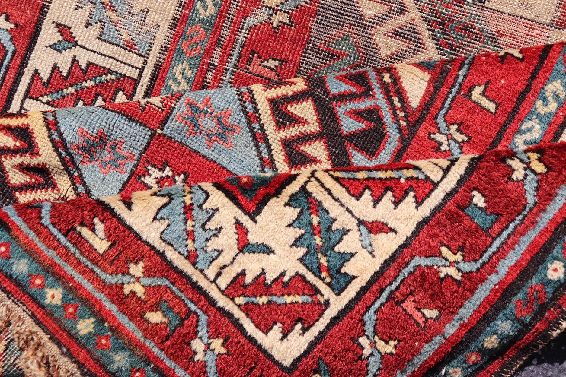 Ancien tapis caucasien Kazak avec médaillon à losanges en rouge 3'6 x 6'7 en vente 3