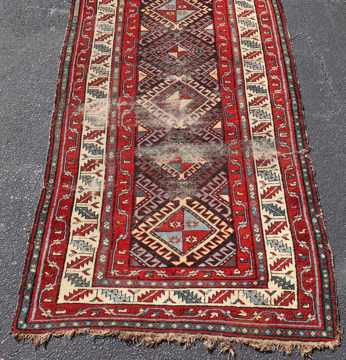 Ancien tapis caucasien Kazak avec médaillon à losanges en rouge 3'6 x 6'7 en vente 4