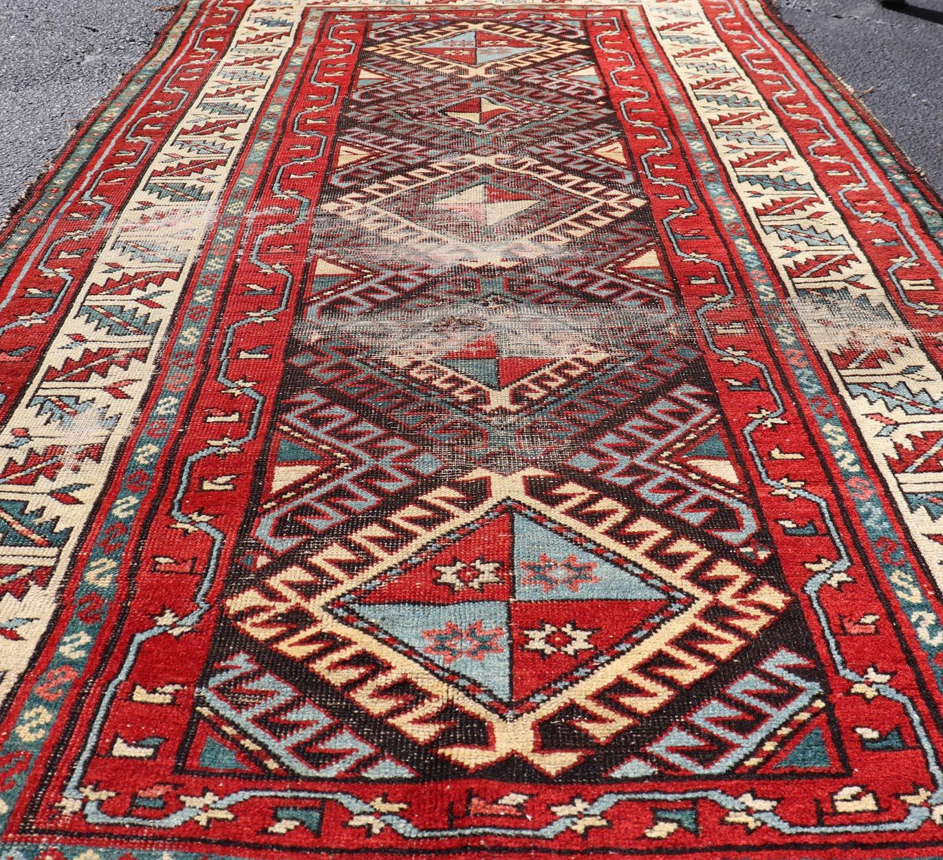 Mesures : 3'6 x 6'7 

Antique Caucasian Kazak Rug with Diamond Medallion Design in Red 3'6 x 6'7. Keivan Woven Arts/ rug/B25-1005-188, country of origin / type : Caucase / Kazak, circa 1880.

Ancien tapis caucasien Kazak présentant un médaillon de