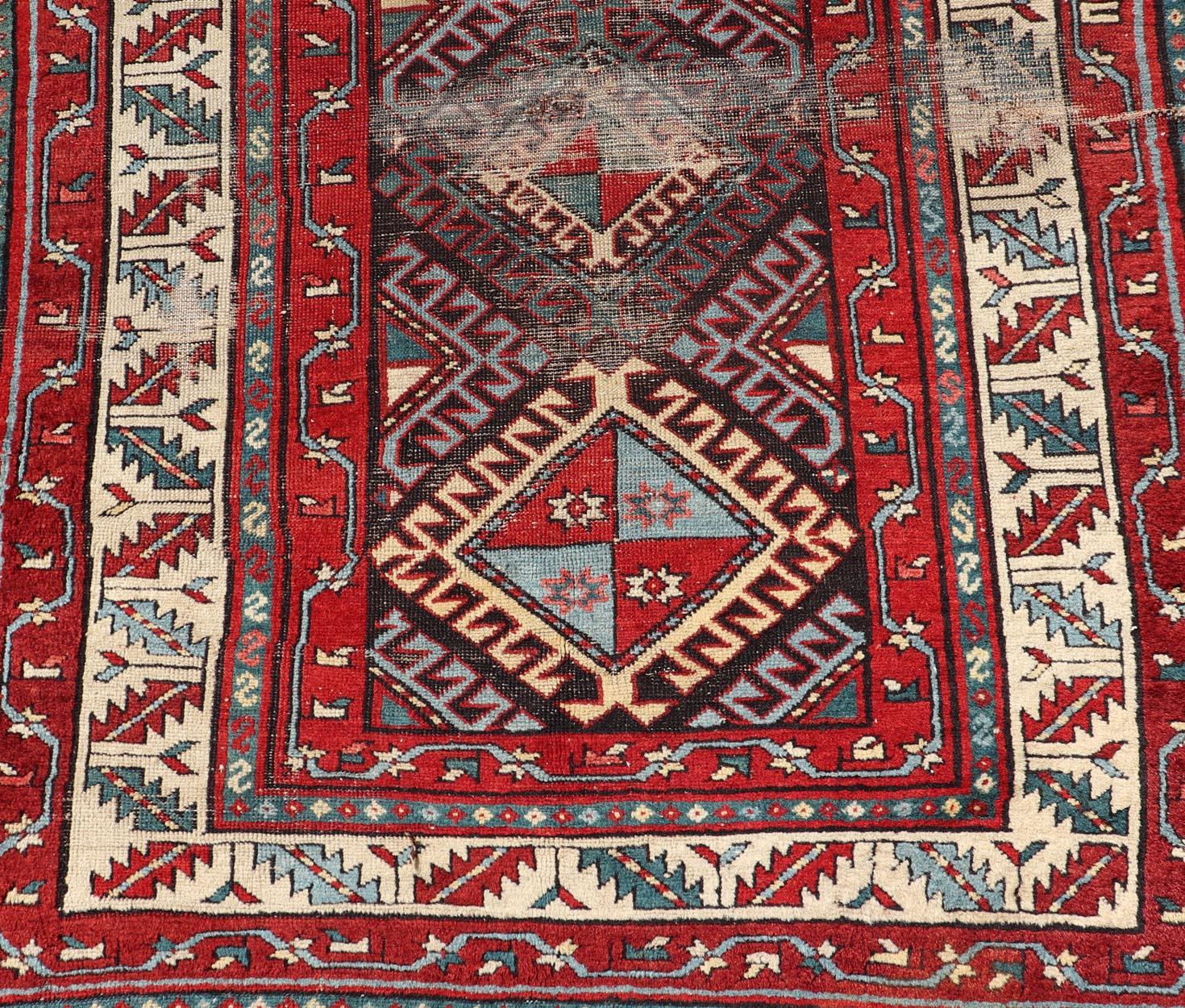 Kazakh Ancien tapis caucasien Kazak avec médaillon à losanges en rouge 3'6 x 6'7 en vente